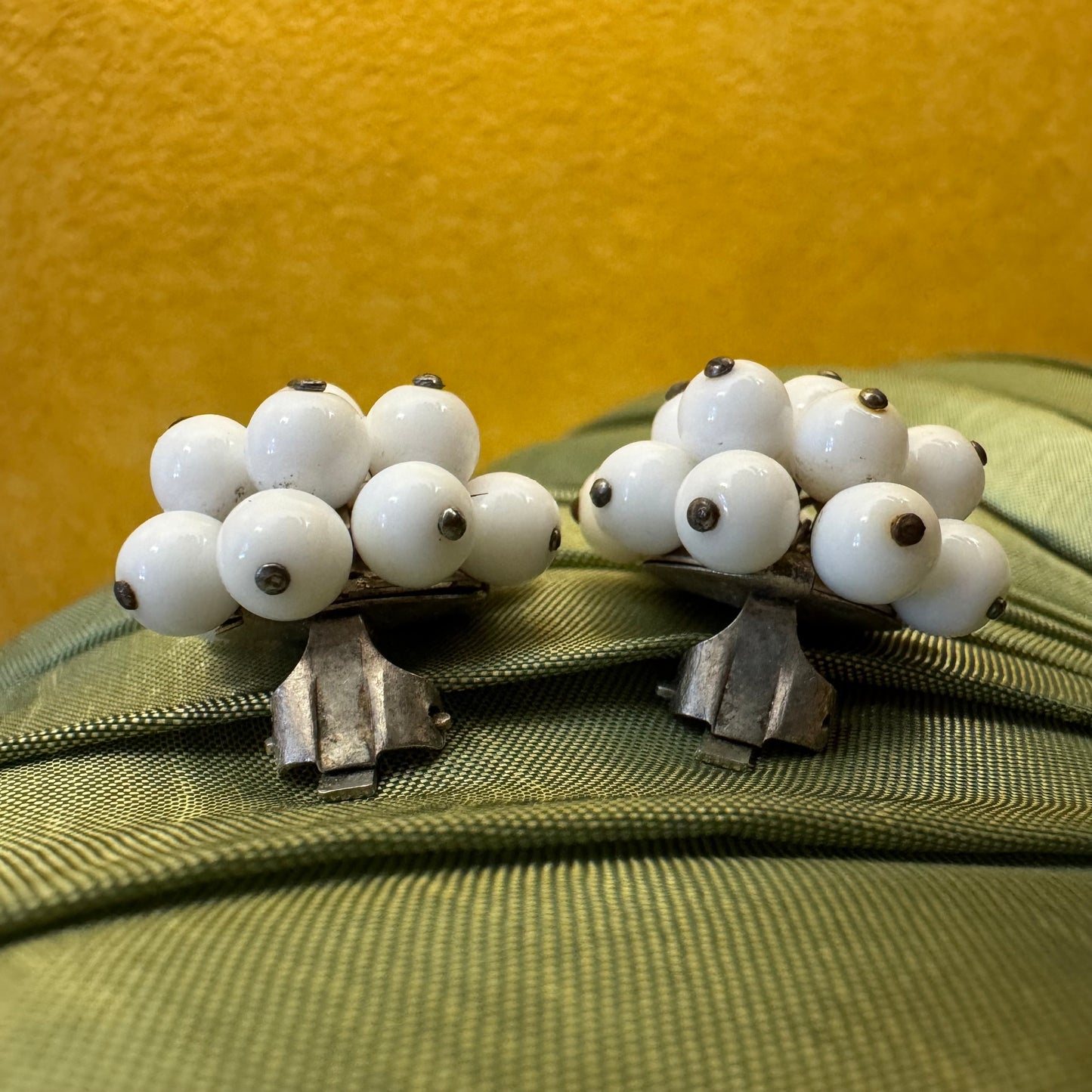 1950s White Plastic Bead Brioch Clip On Earrings