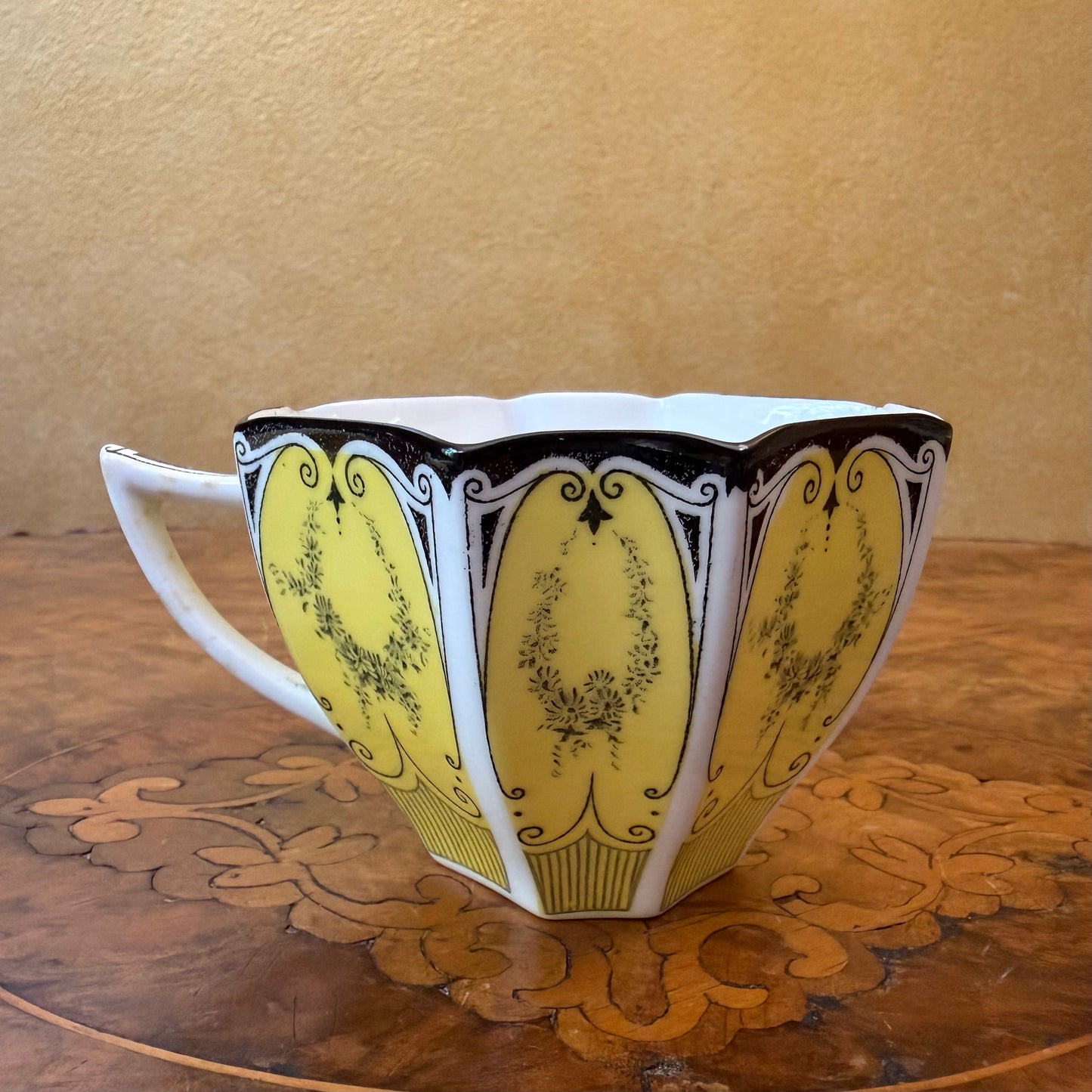 Exceptionally Rare Shelley Queen Anne Garland Of Flowers In The Yellow Tea Cup