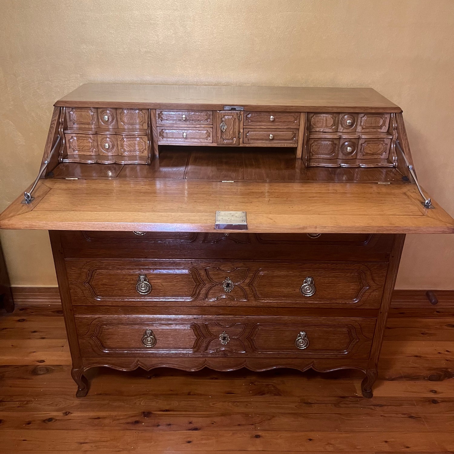 DRAWERS/ CUPBOARDS / DRESSING TABLES