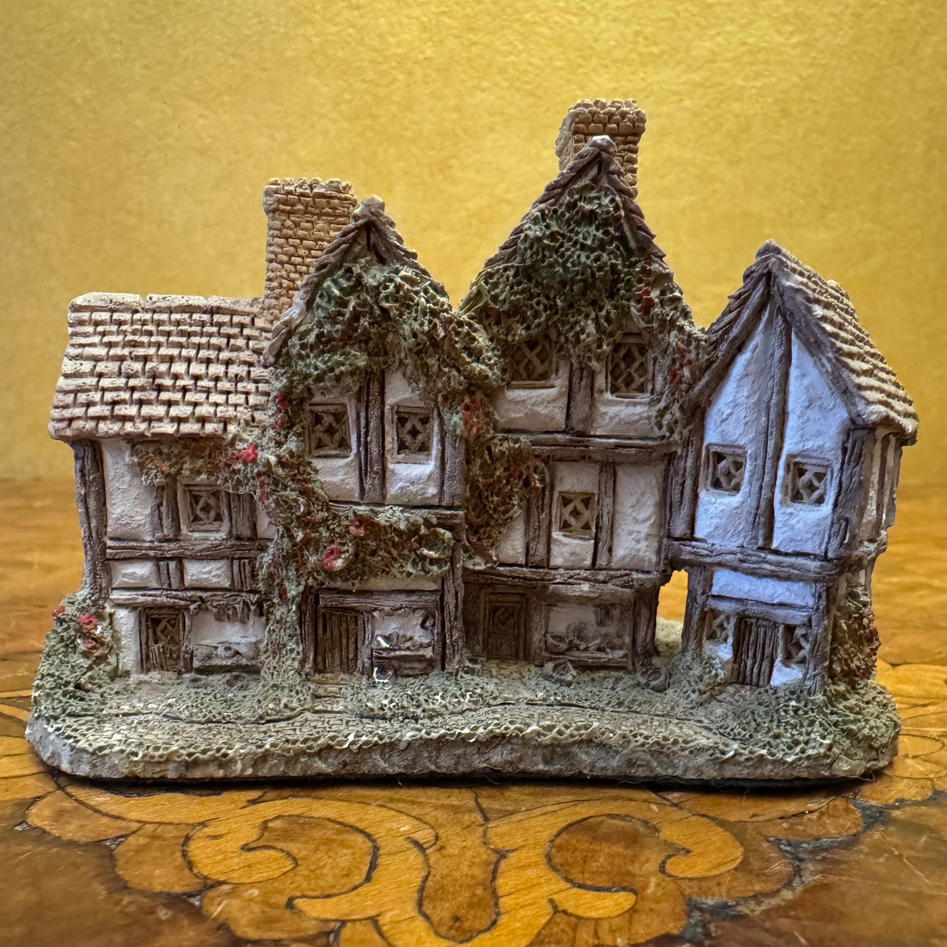 David Winter Cottages The Apothecary Shop Miniature Cottage 