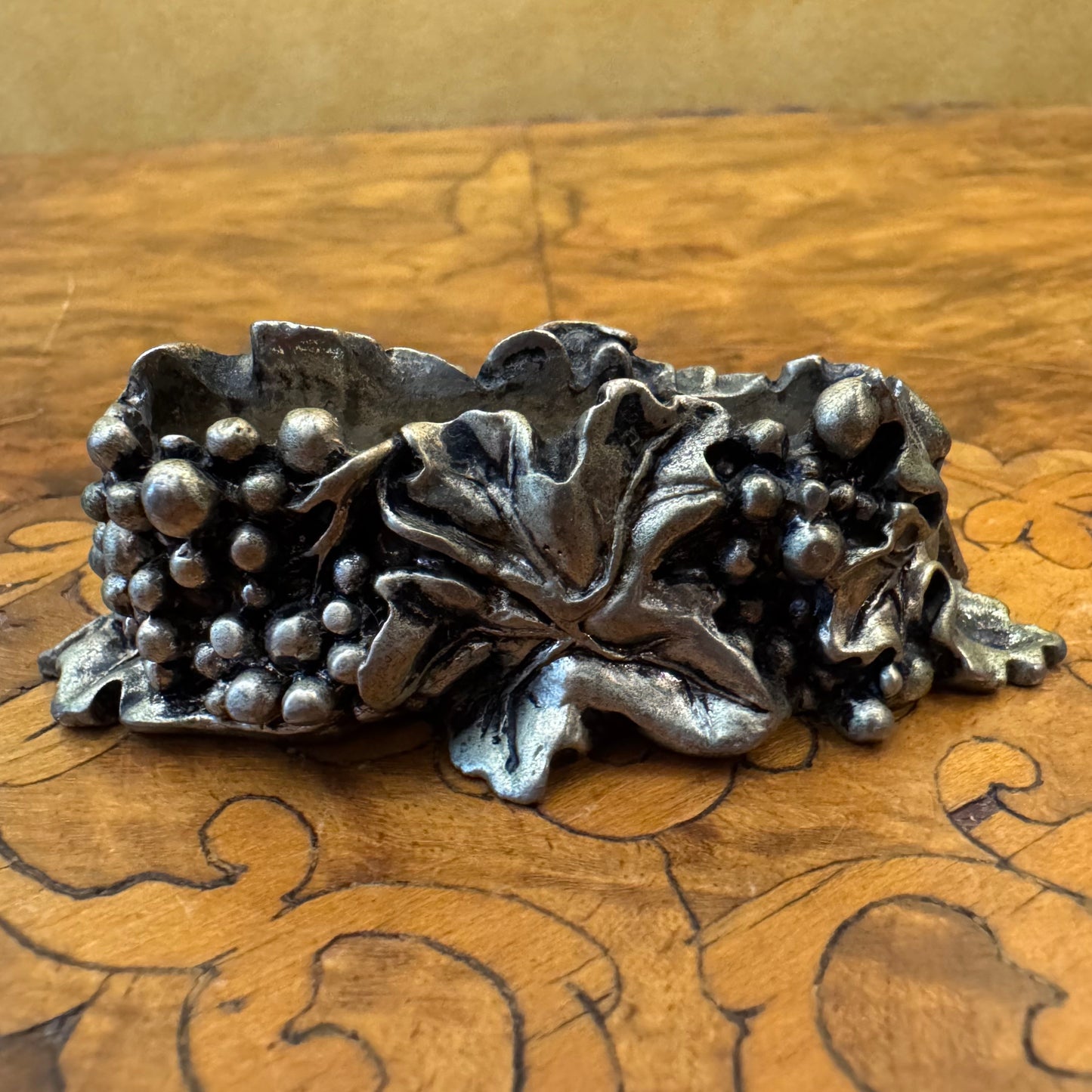 Grapes Design Desk Holder 