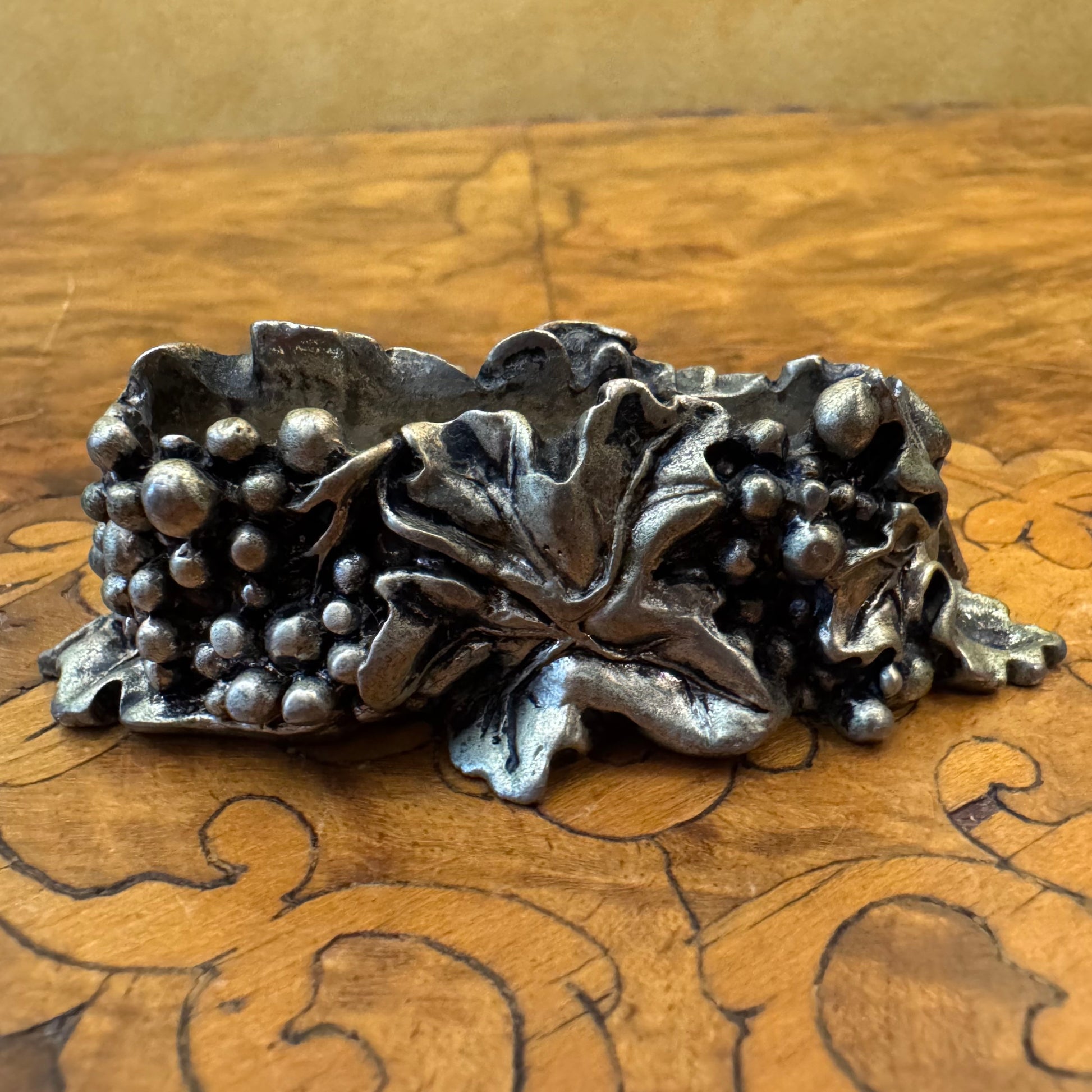 Grapes Design Desk Holder 