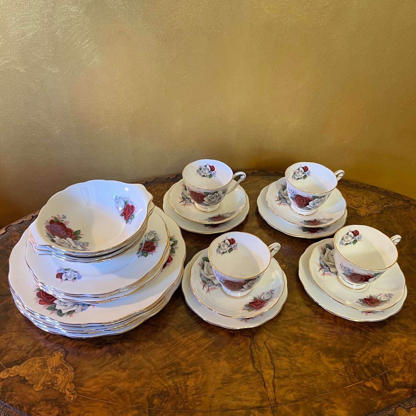 Vintage Queen Anne Duet 24 Piece Dinner Set