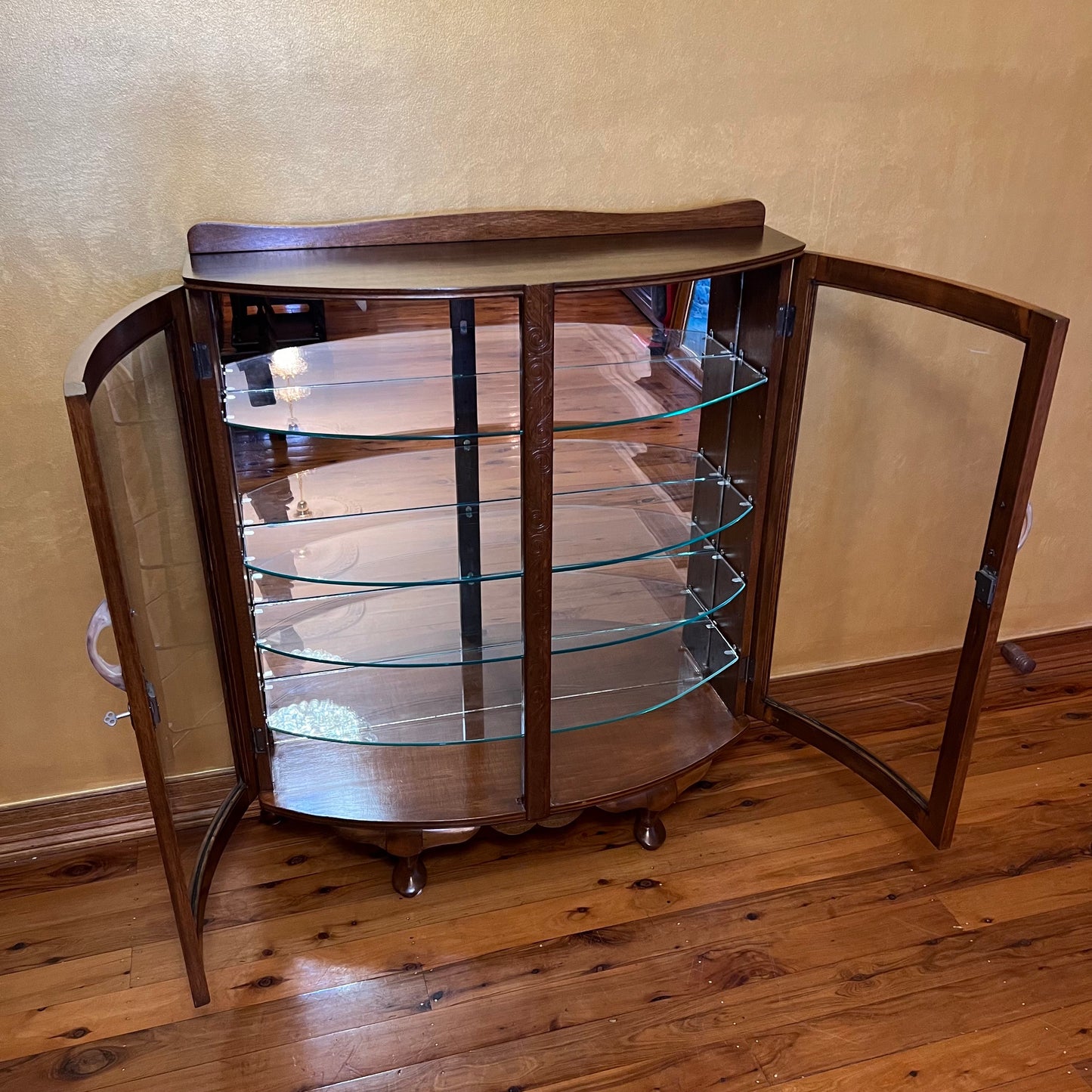 Vintage Queen Anne Glass Displace Cabinet