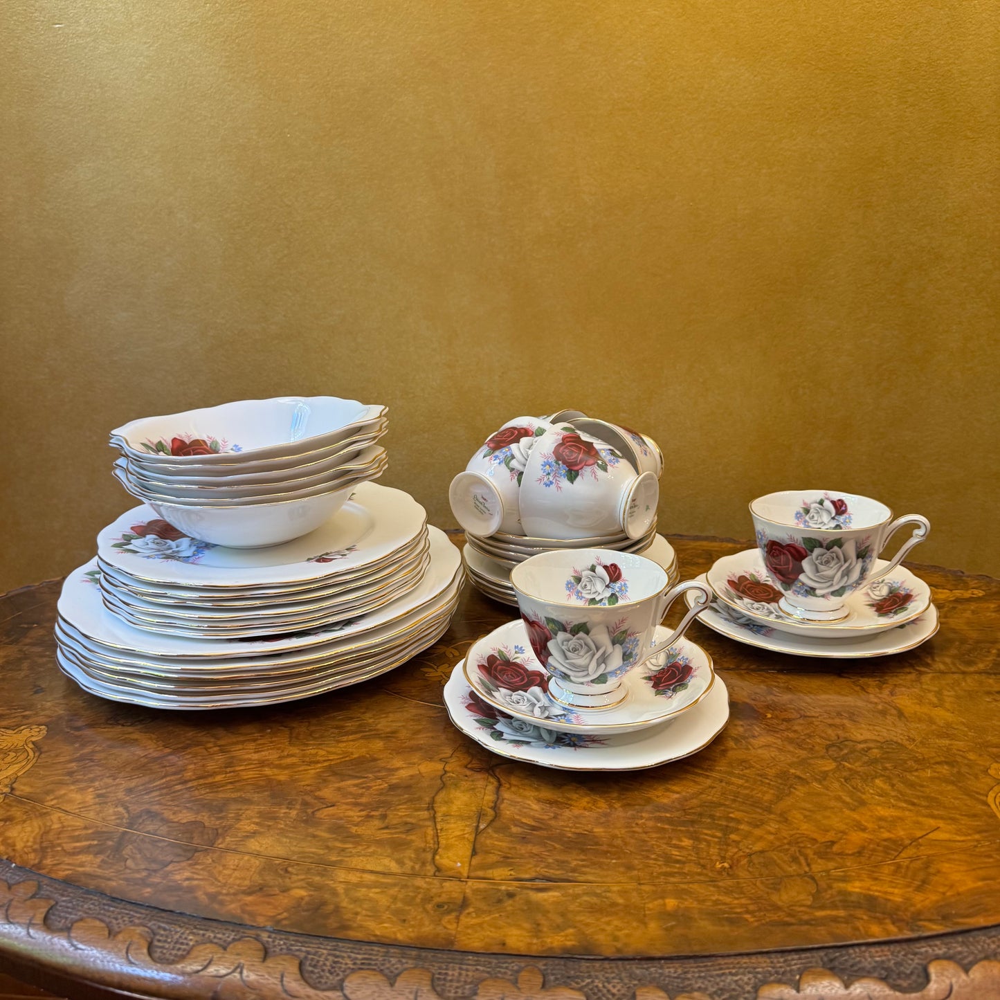 Vintage Queen Anne Duet 36 Piece Dinner Set