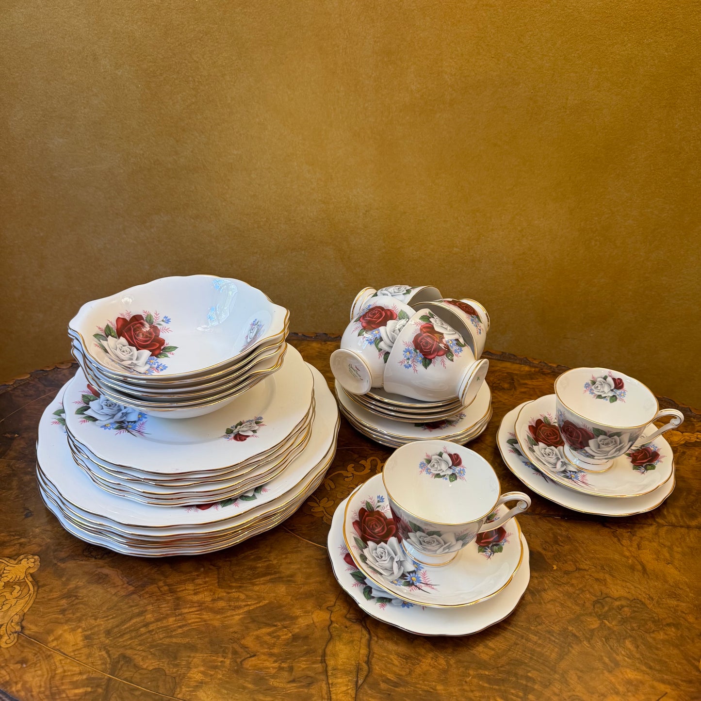 Vintage Queen Anne Duet 36 Piece Dinner Set