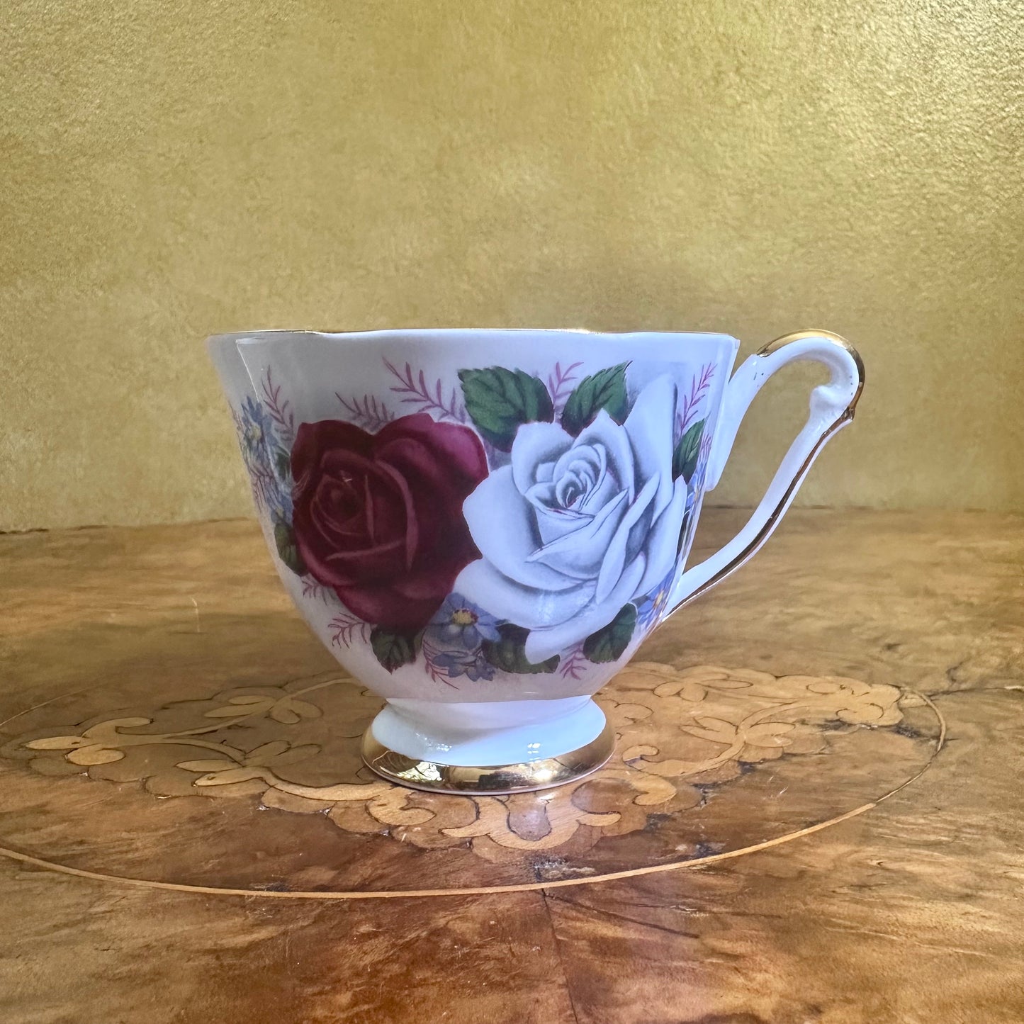 Vintage Queen Anne Duet 36 Piece Dinner Set