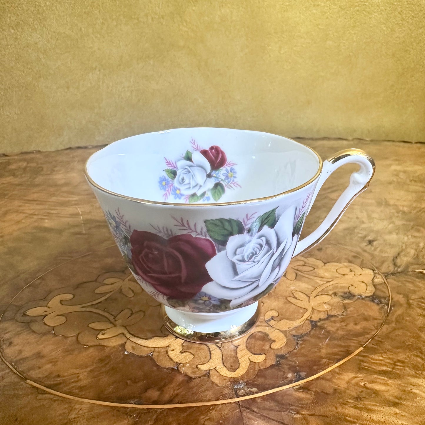 Vintage Queen Anne Duet 36 Piece Dinner Set