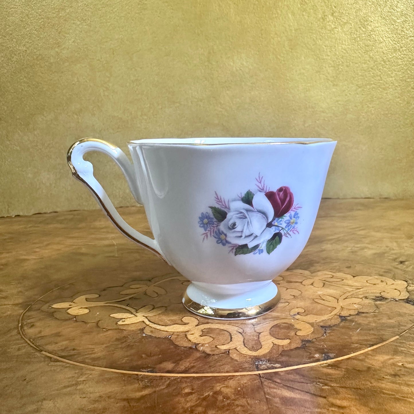 Vintage Queen Anne Duet 36 Piece Dinner Set