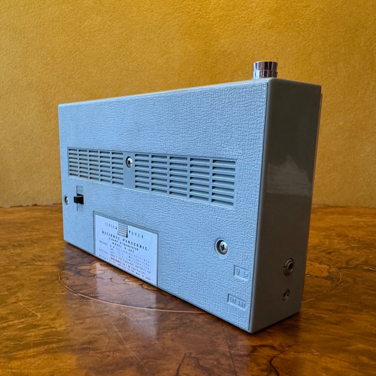 Vintage National Panasonic 3-Band 8-Transistor Battery Radio