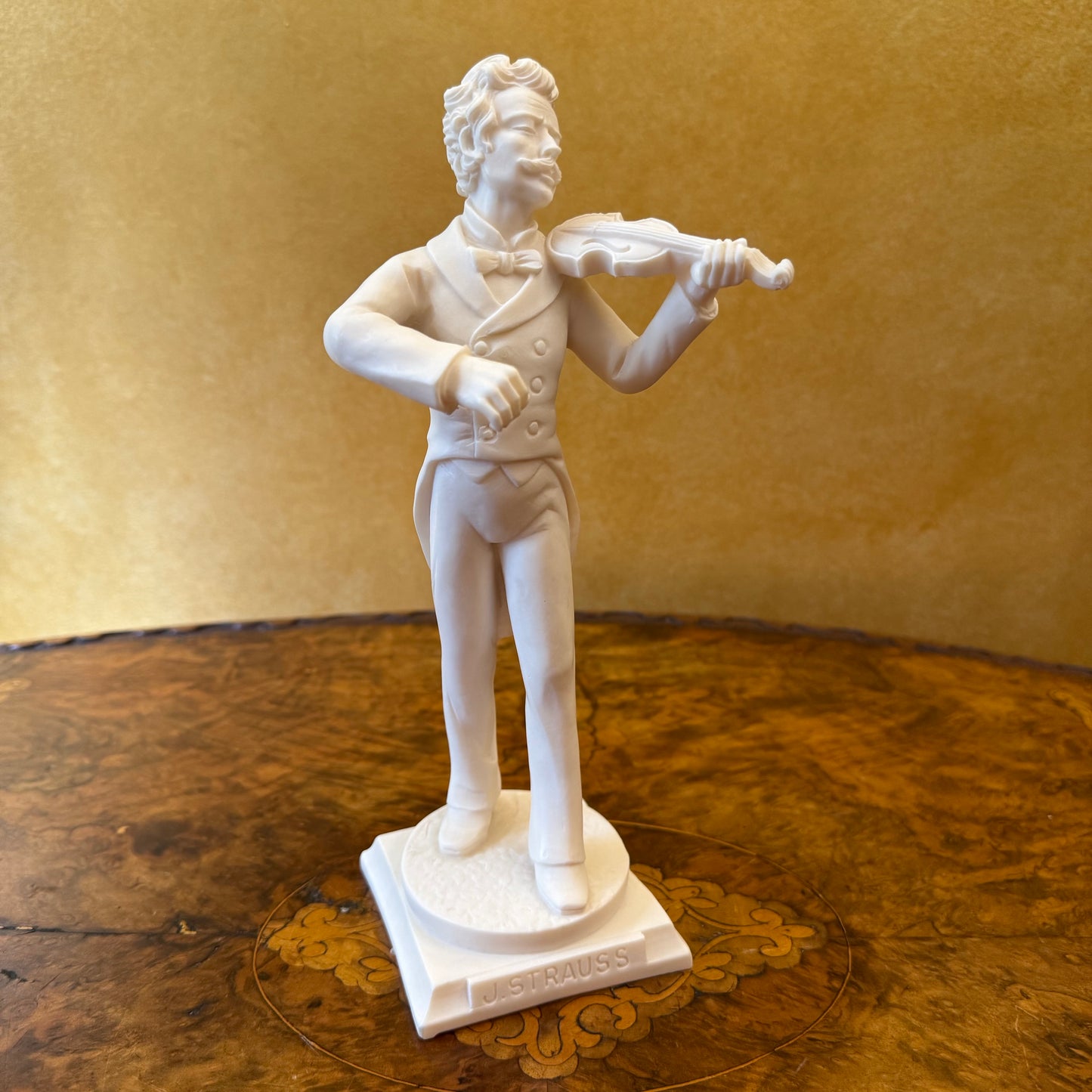 J.Strauss Violinist Statue