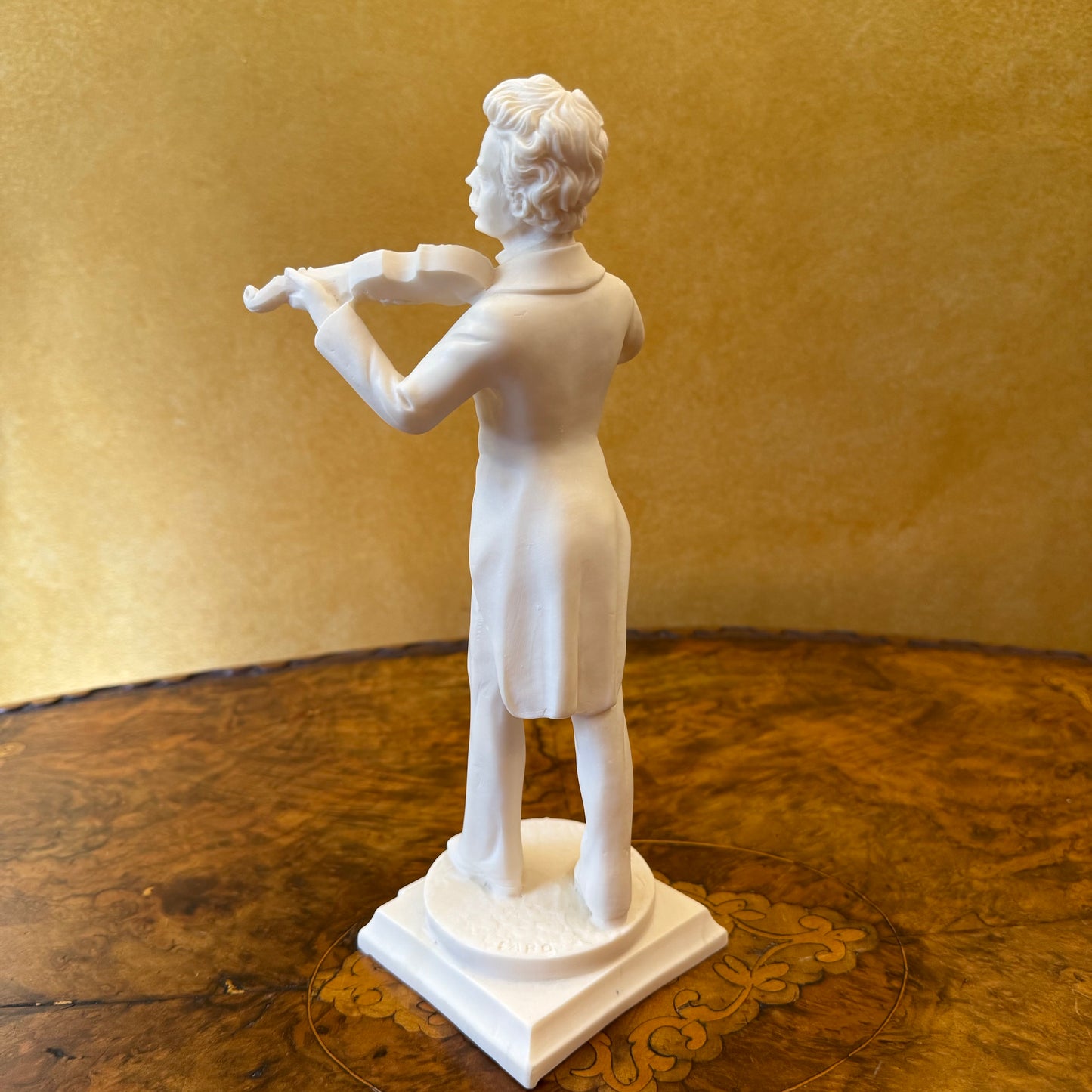 J.Strauss Violinist Statue
