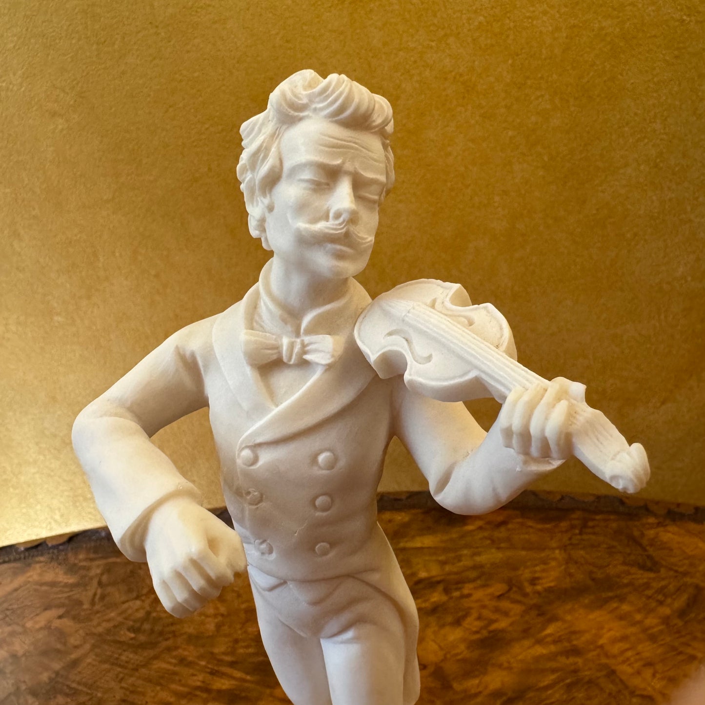 J.Strauss Violinist Statue