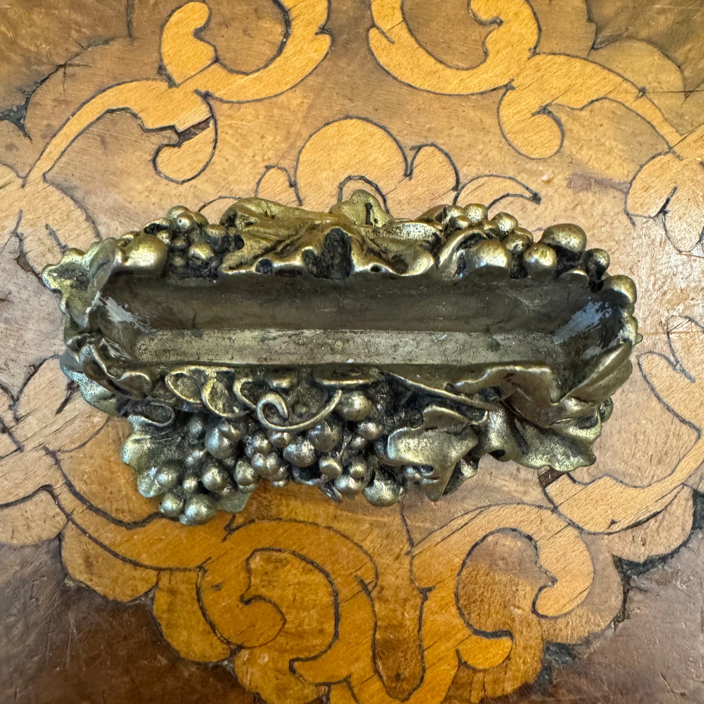 Vintage Grapes Design Desk Items Holder