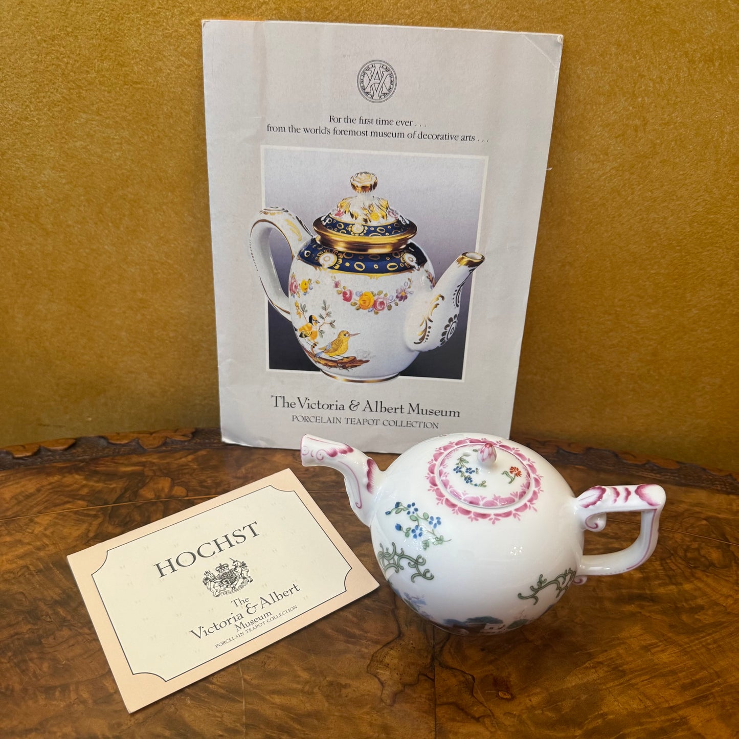 The Victoria & Albert Museum Franklin Mint 12 Tea Pots & Cabinet Set