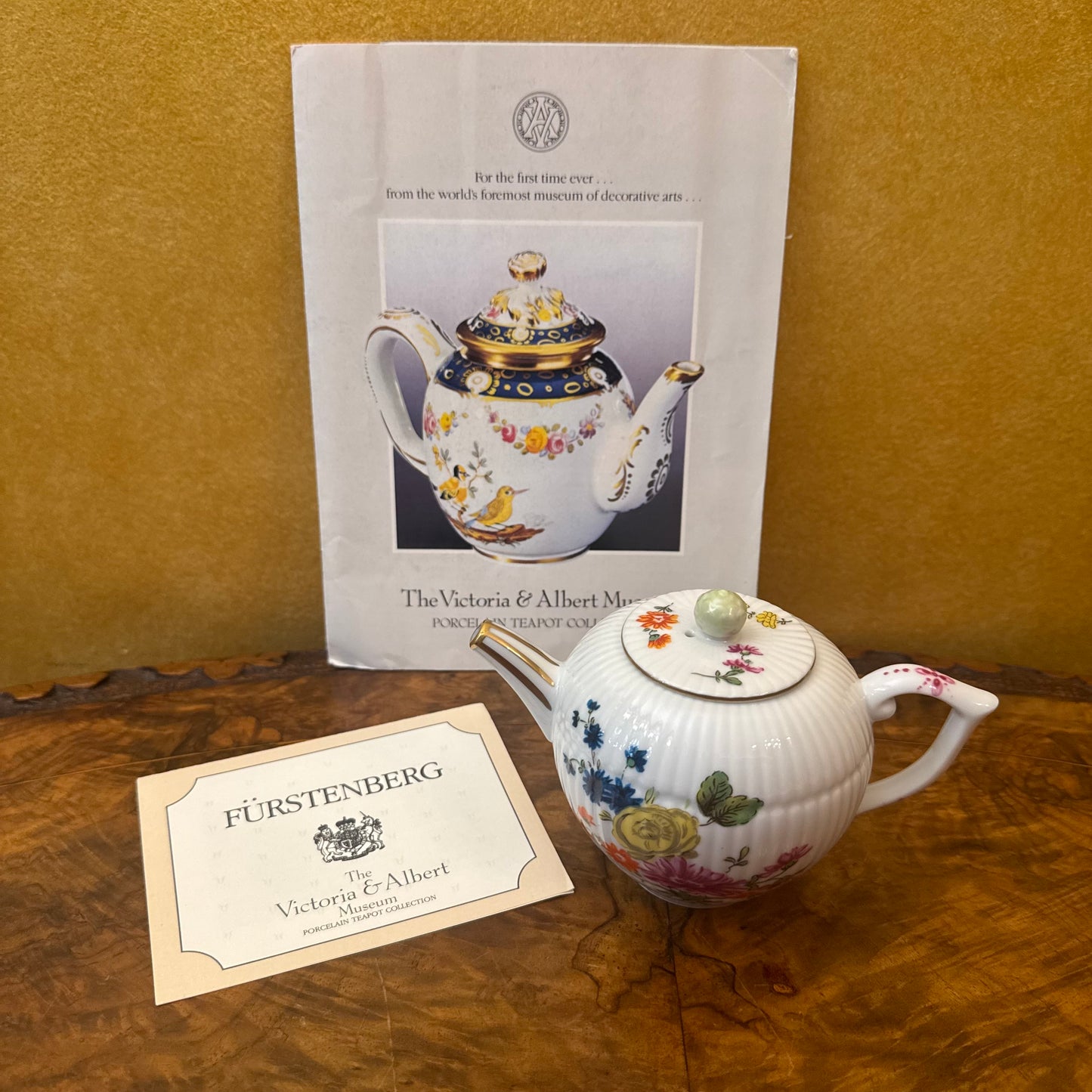 The Victoria & Albert Museum Franklin Mint 12 Tea Pots & Cabinet Set