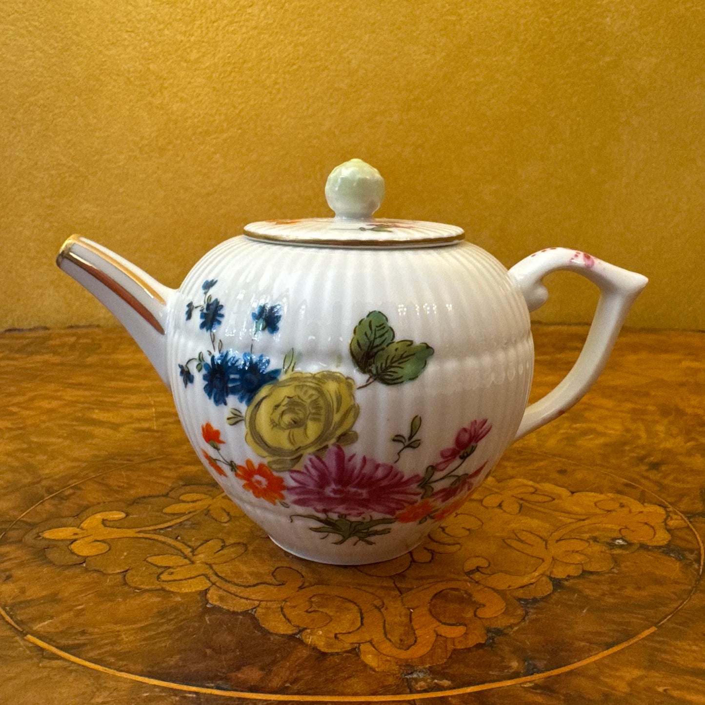 The Victoria & Albert Museum Franklin Mint 12 Tea Pots & Cabinet Set