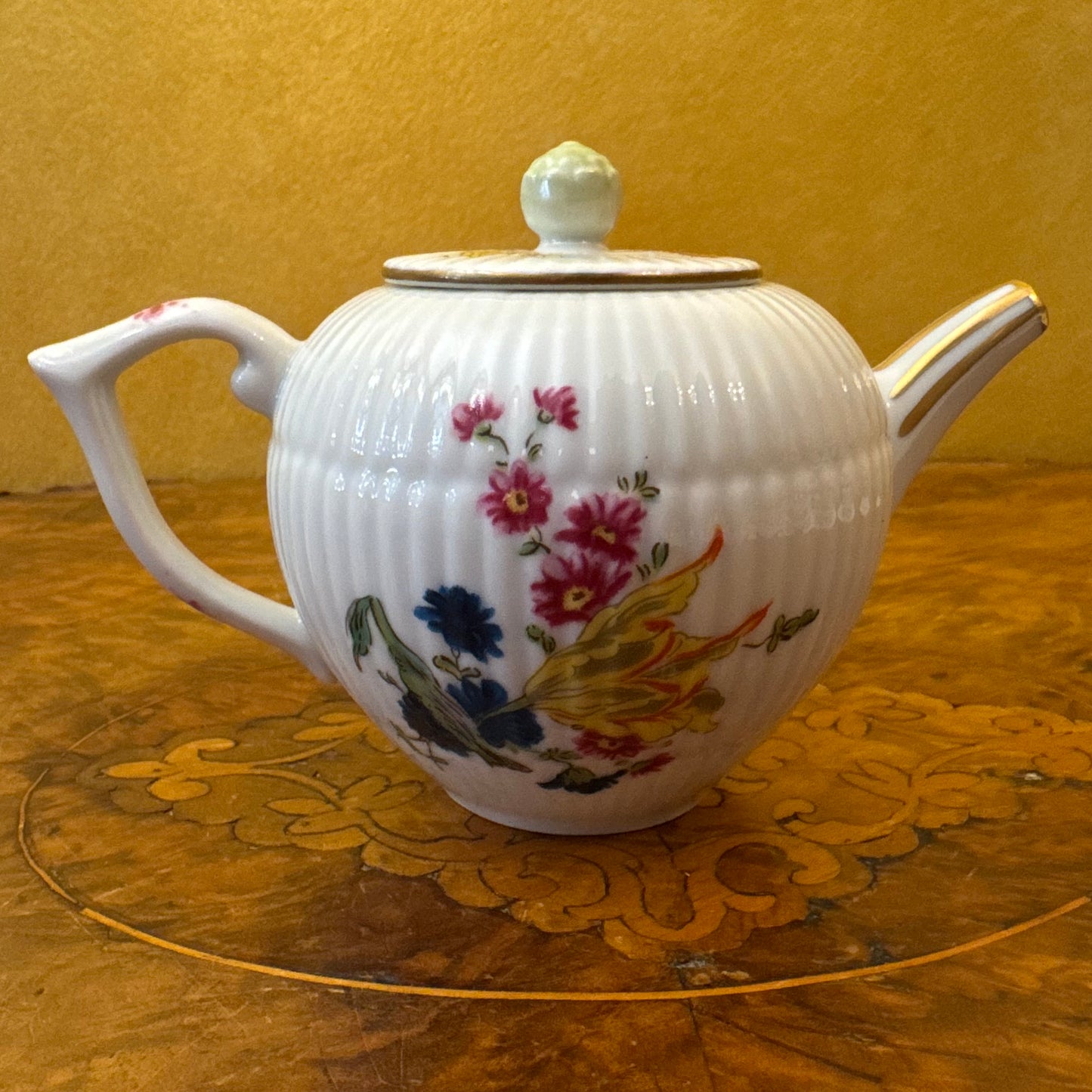 The Victoria & Albert Museum Franklin Mint 12 Tea Pots & Cabinet Set