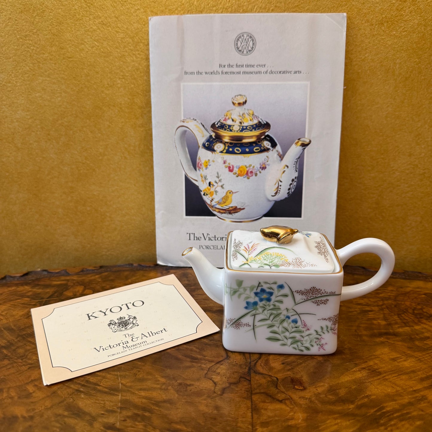 The Victoria & Albert Museum Franklin Mint 12 Tea Pots & Cabinet Set