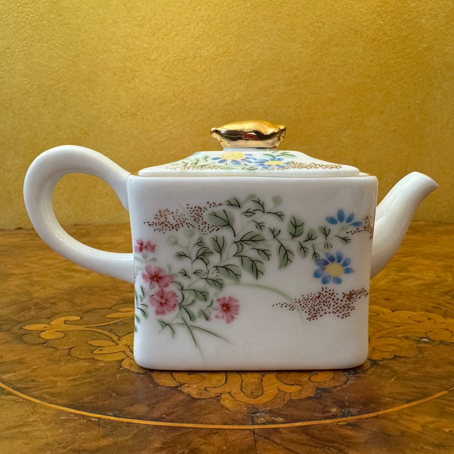 The Victoria & Albert Museum Franklin Mint 12 Tea Pots & Cabinet Set