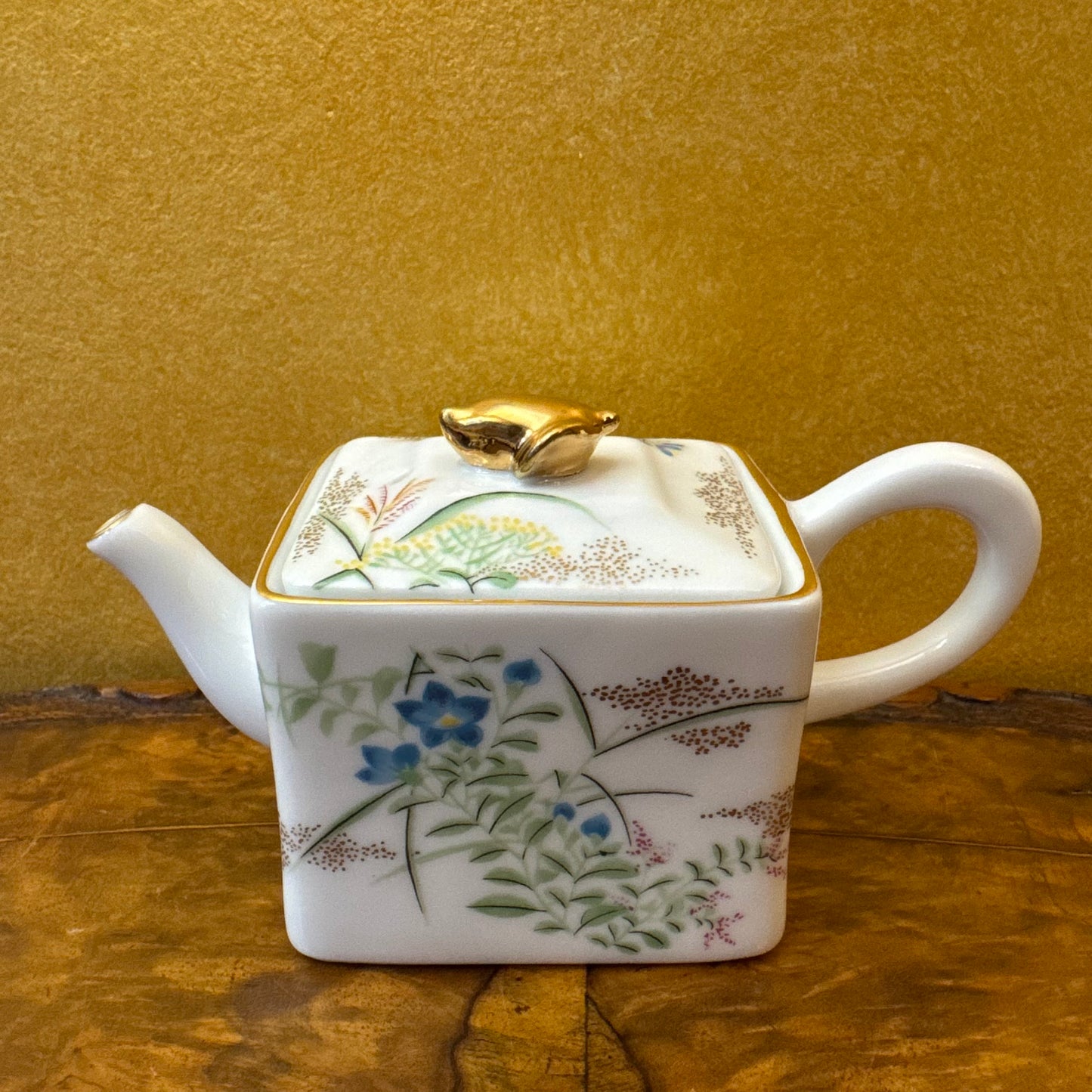 The Victoria & Albert Museum Franklin Mint 12 Tea Pots & Cabinet Set