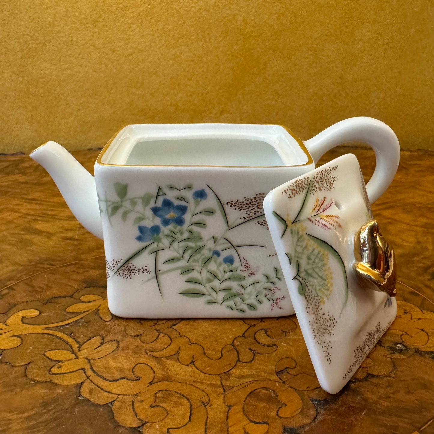 The Victoria & Albert Museum Franklin Mint 12 Tea Pots & Cabinet Set