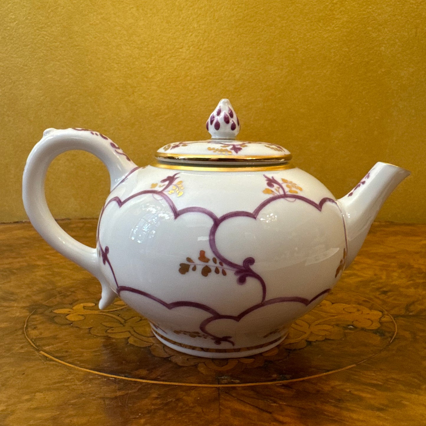 The Victoria & Albert Museum Franklin Mint 12 Tea Pots & Cabinet Set