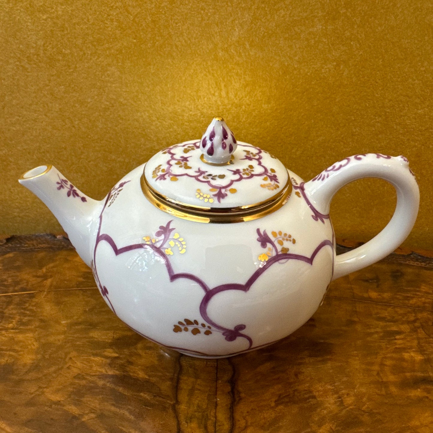 The Victoria & Albert Museum Franklin Mint 12 Tea Pots & Cabinet Set