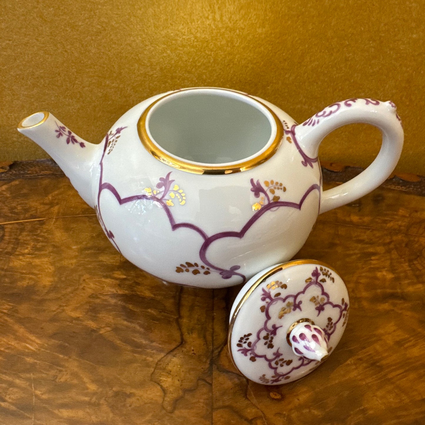 The Victoria & Albert Museum Franklin Mint 12 Tea Pots & Cabinet Set