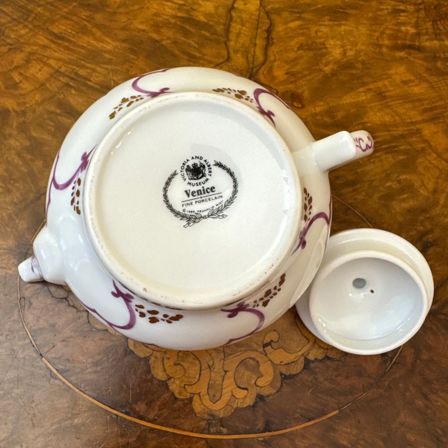 The Victoria & Albert Museum Franklin Mint 12 Tea Pots & Cabinet Set