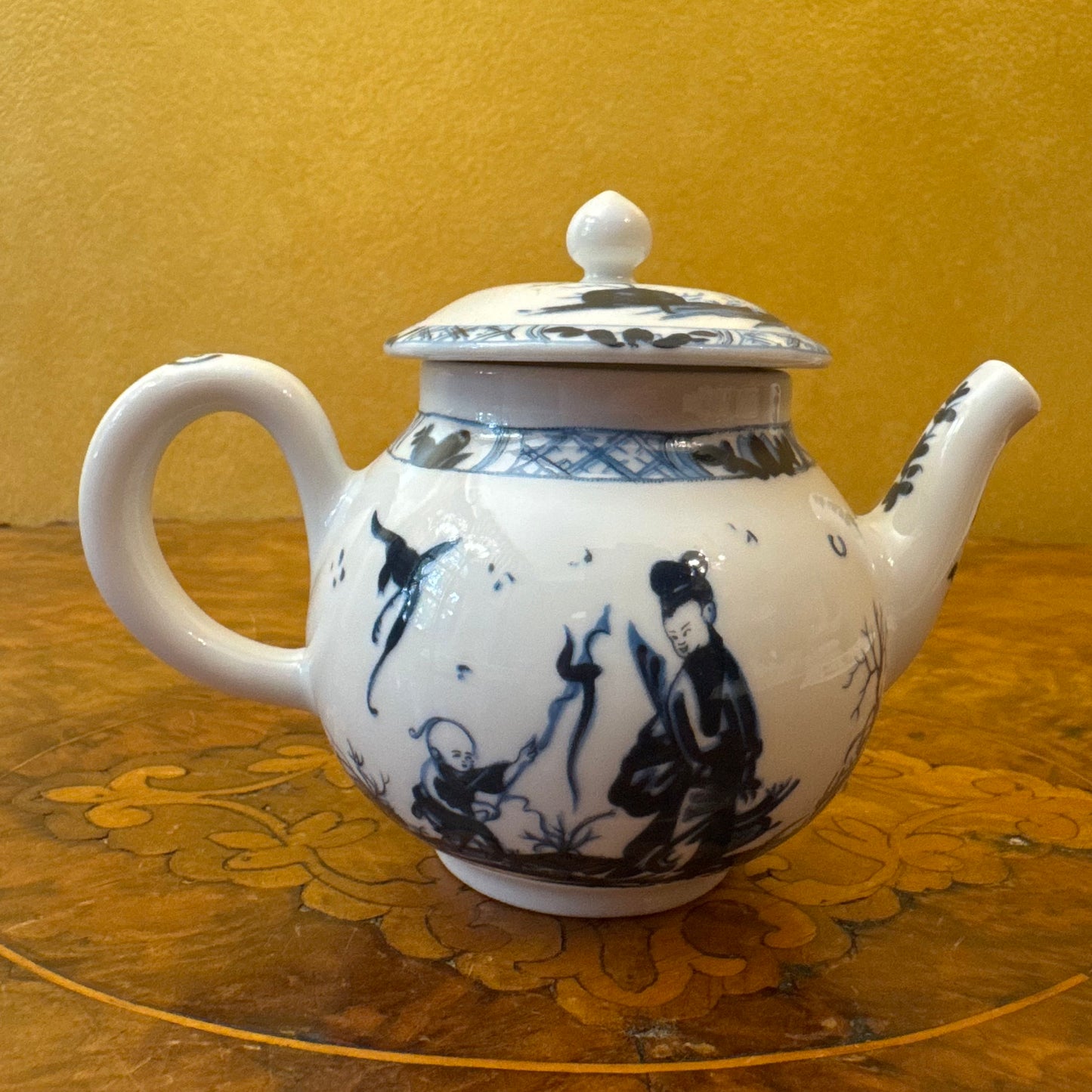 The Victoria & Albert Museum Franklin Mint 12 Tea Pots & Cabinet Set