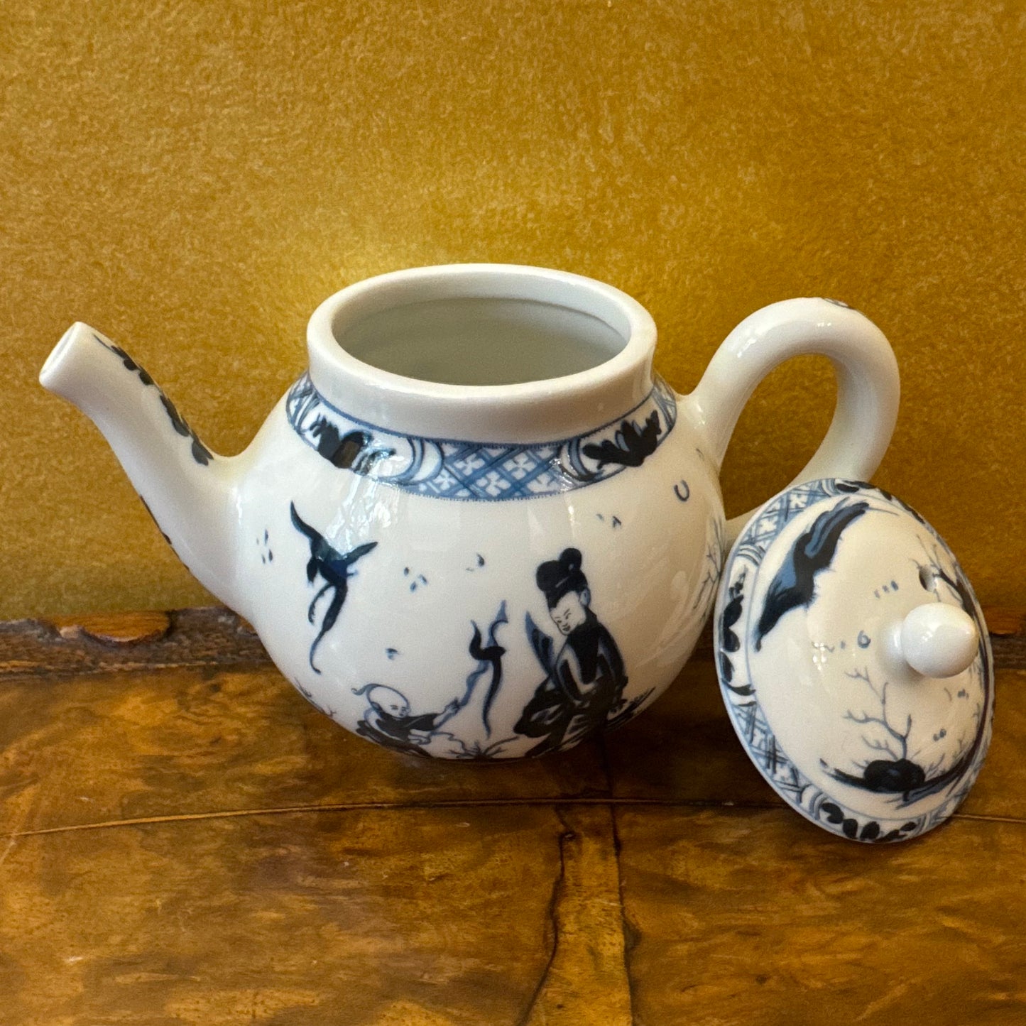 The Victoria & Albert Museum Franklin Mint 12 Tea Pots & Cabinet Set