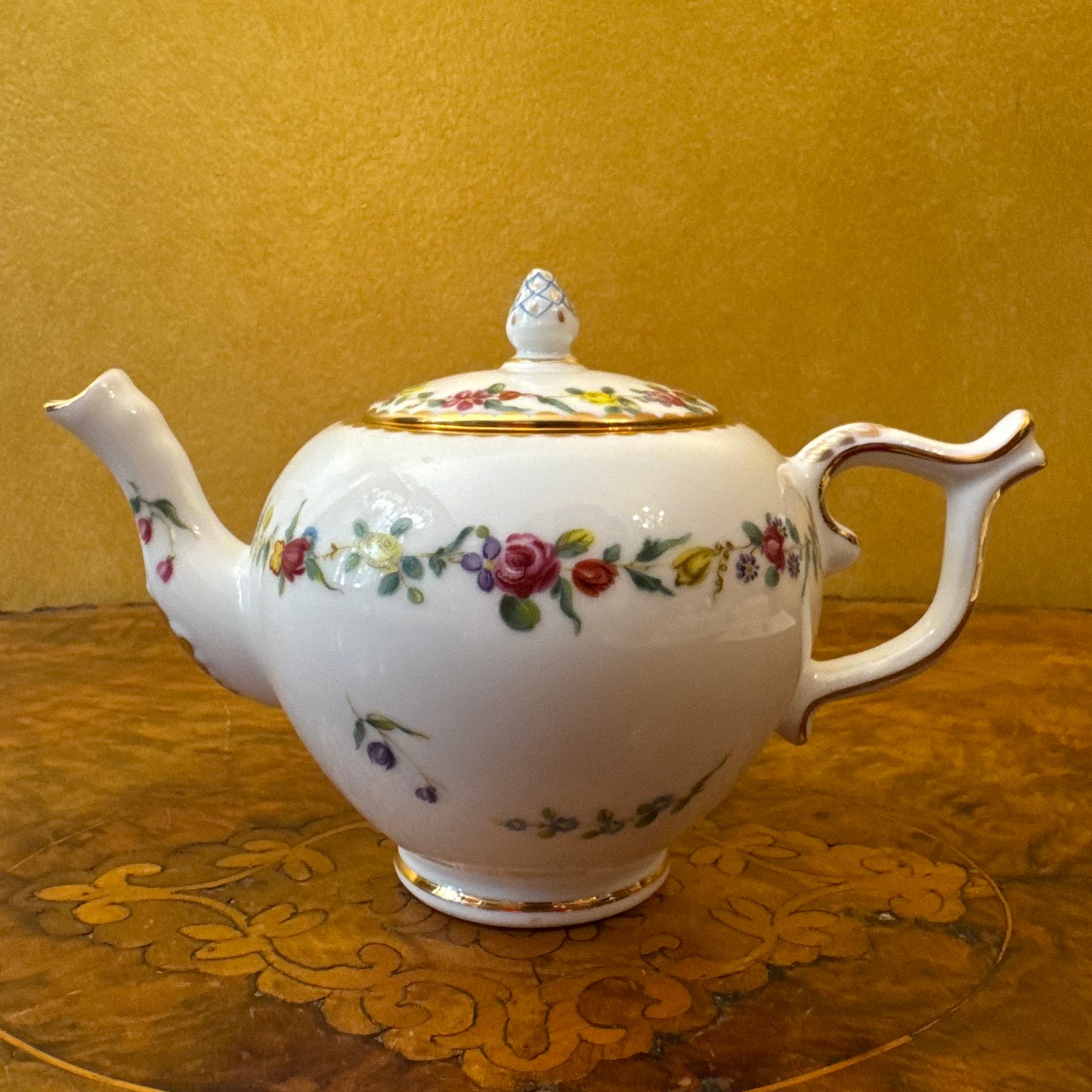 The Victoria & Albert Museum Franklin Mint 12 Tea Pots & Cabinet Set