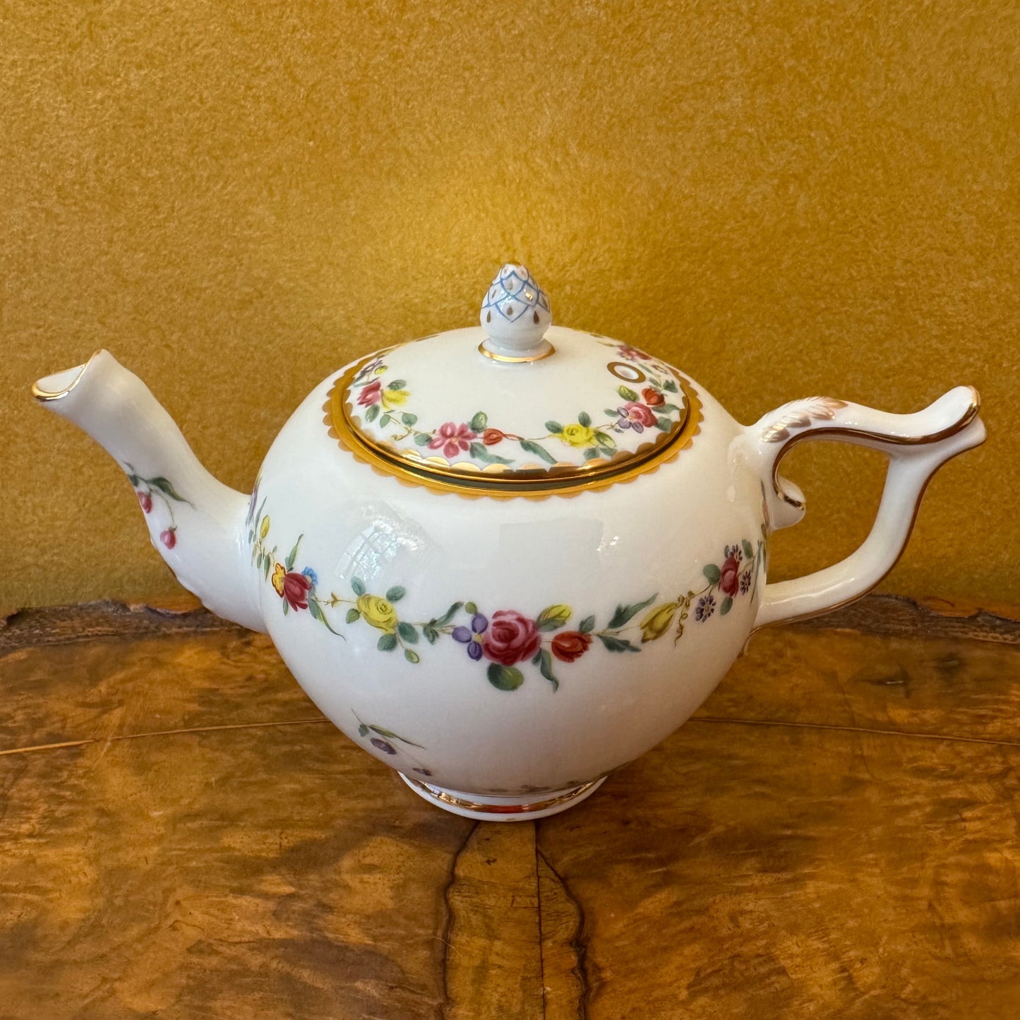 The Victoria & Albert Museum Franklin Mint 12 Tea Pots & Cabinet Set