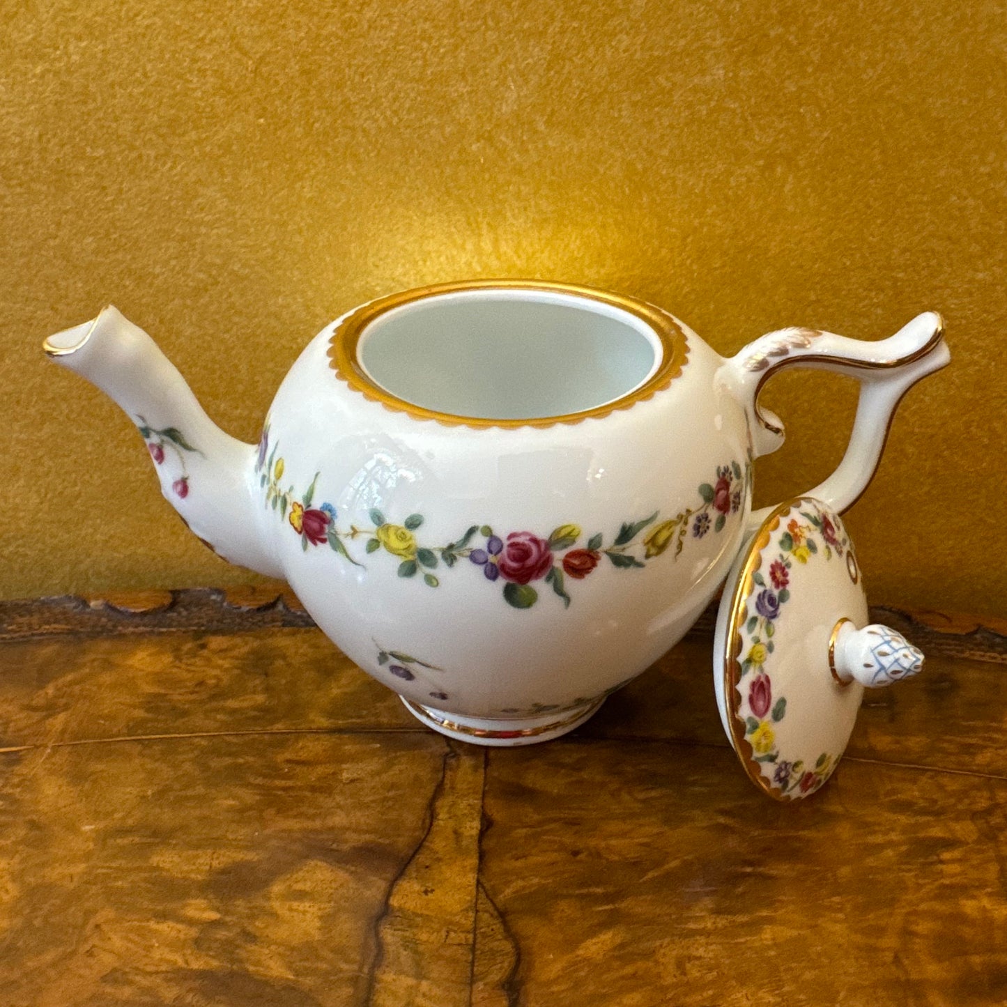 The Victoria & Albert Museum Franklin Mint 12 Tea Pots & Cabinet Set