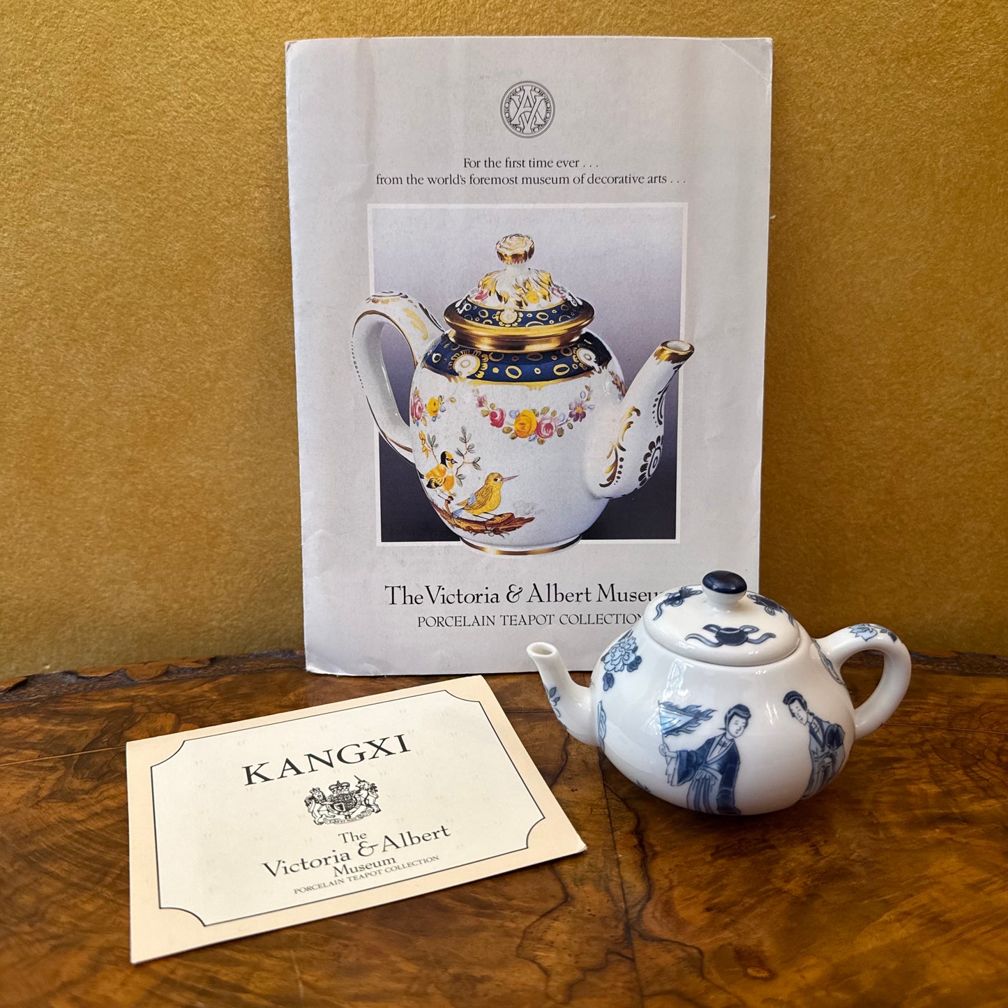 The Victoria & Albert Museum Franklin Mint 12 Tea Pots & Cabinet Set
