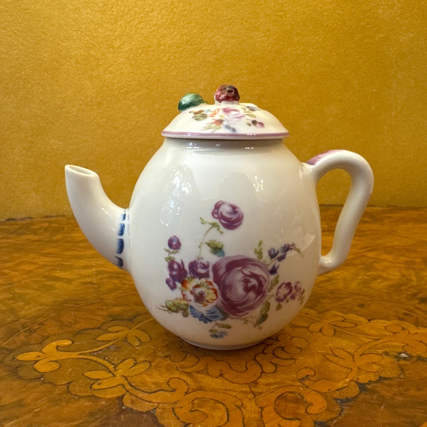 The Victoria & Albert Museum Franklin Mint 12 Tea Pots & Cabinet Set