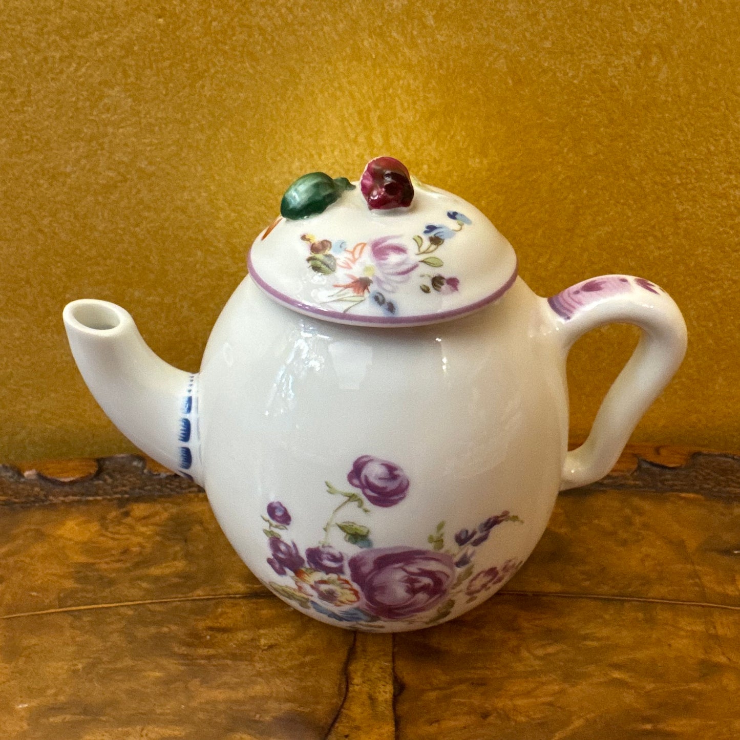 The Victoria & Albert Museum Franklin Mint 12 Tea Pots & Cabinet Set