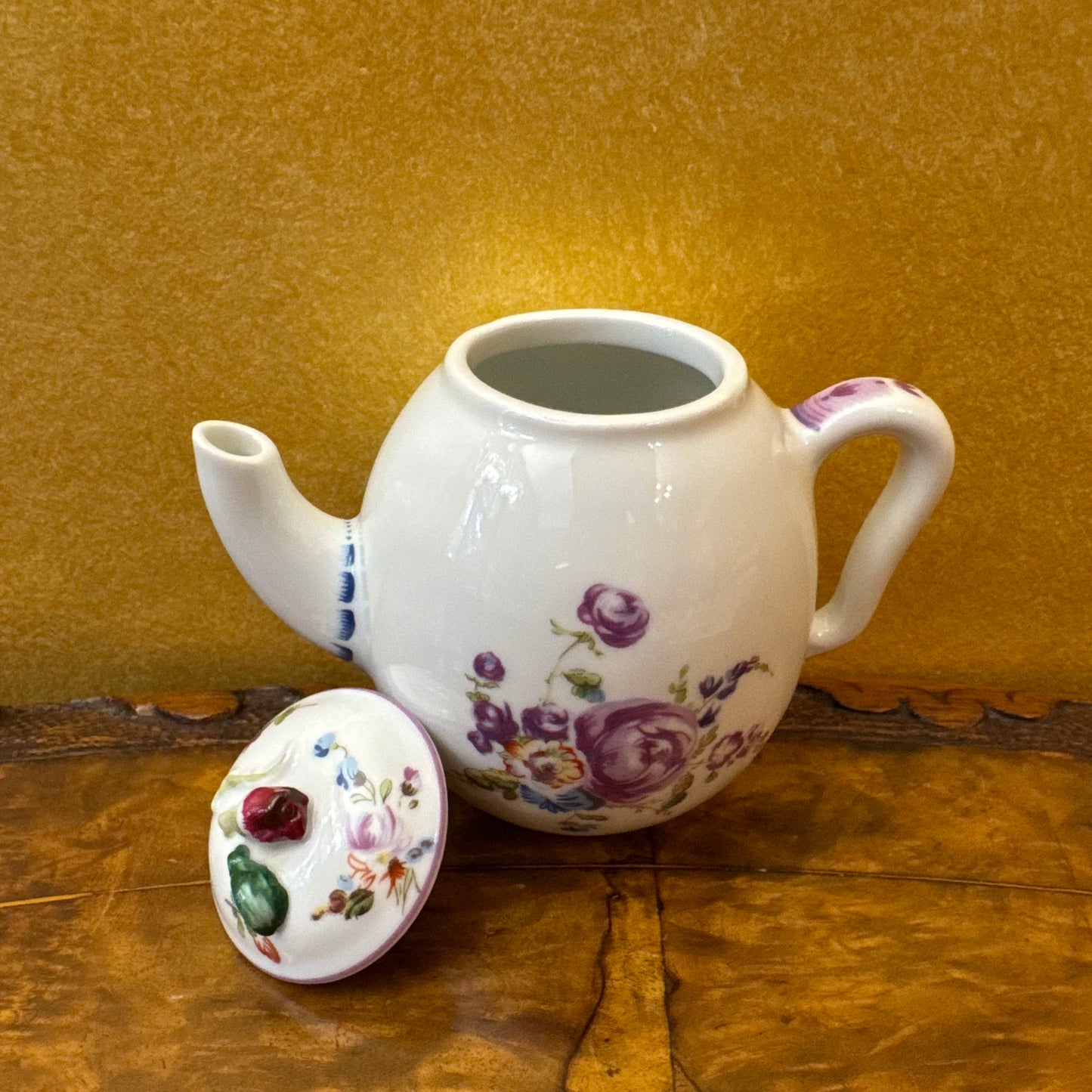 The Victoria & Albert Museum Franklin Mint 12 Tea Pots & Cabinet Set