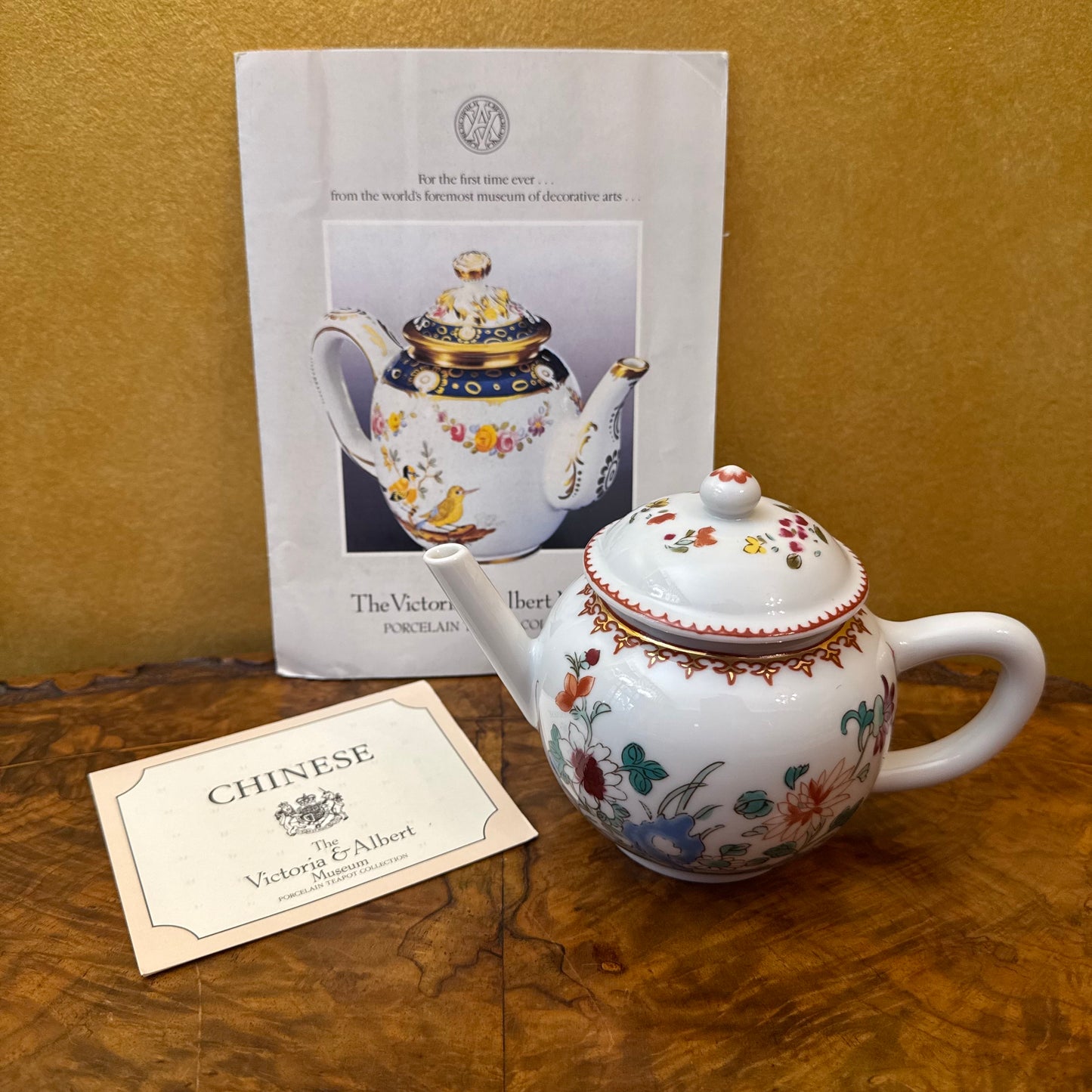 The Victoria & Albert Museum Franklin Mint 12 Tea Pots & Cabinet Set
