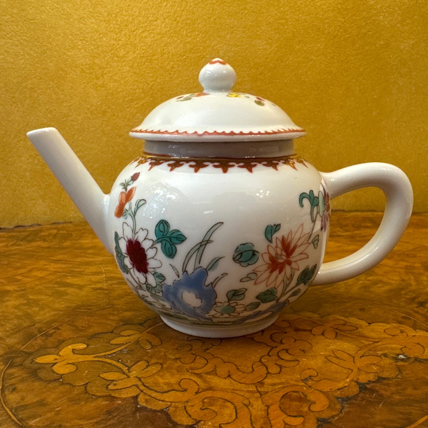The Victoria & Albert Museum Franklin Mint 12 Tea Pots & Cabinet Set