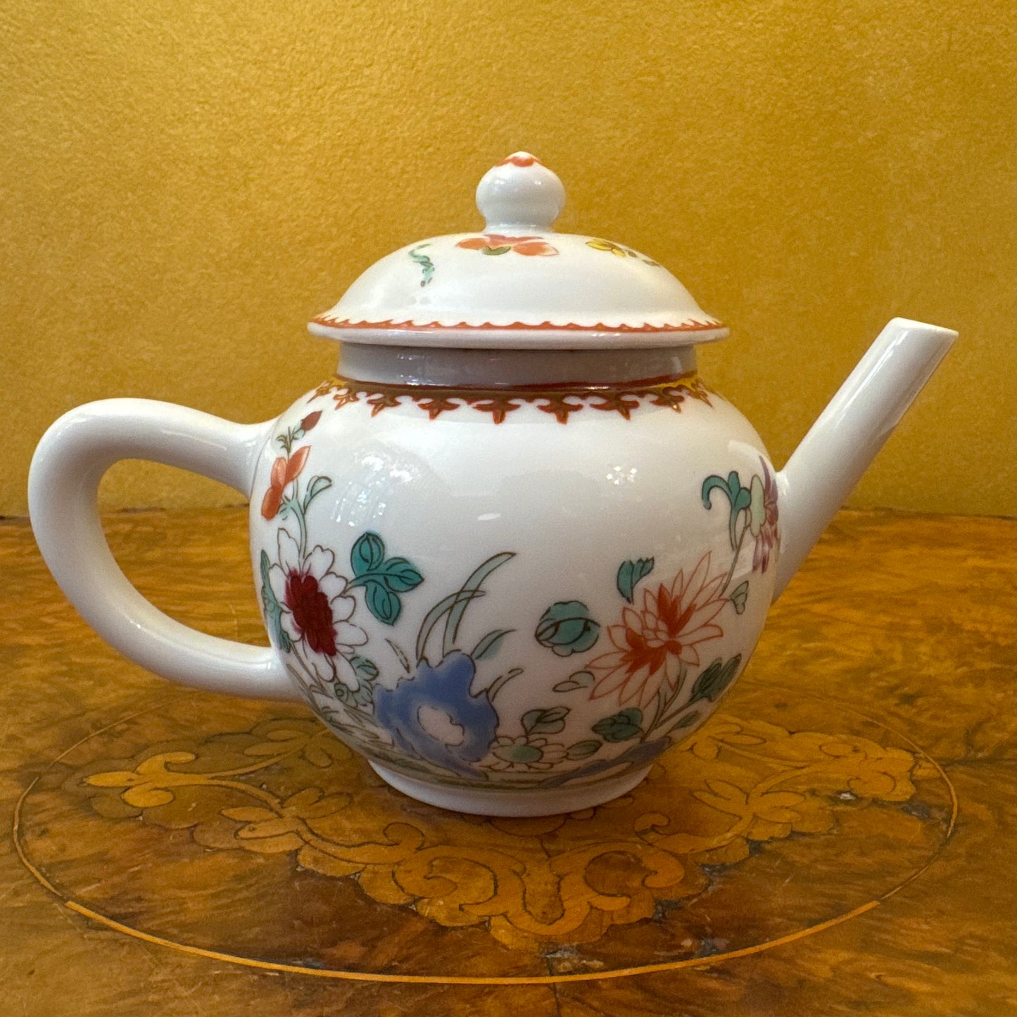 The Victoria & Albert Museum Franklin Mint 12 Tea Pots & Cabinet Set