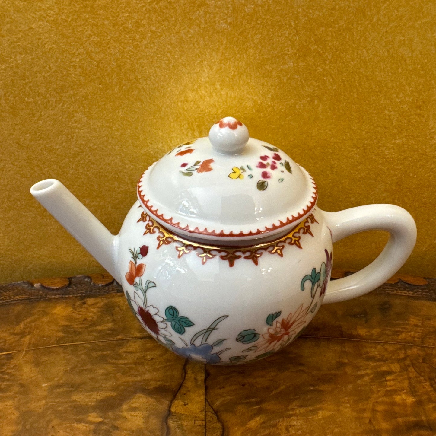 The Victoria & Albert Museum Franklin Mint 12 Tea Pots & Cabinet Set