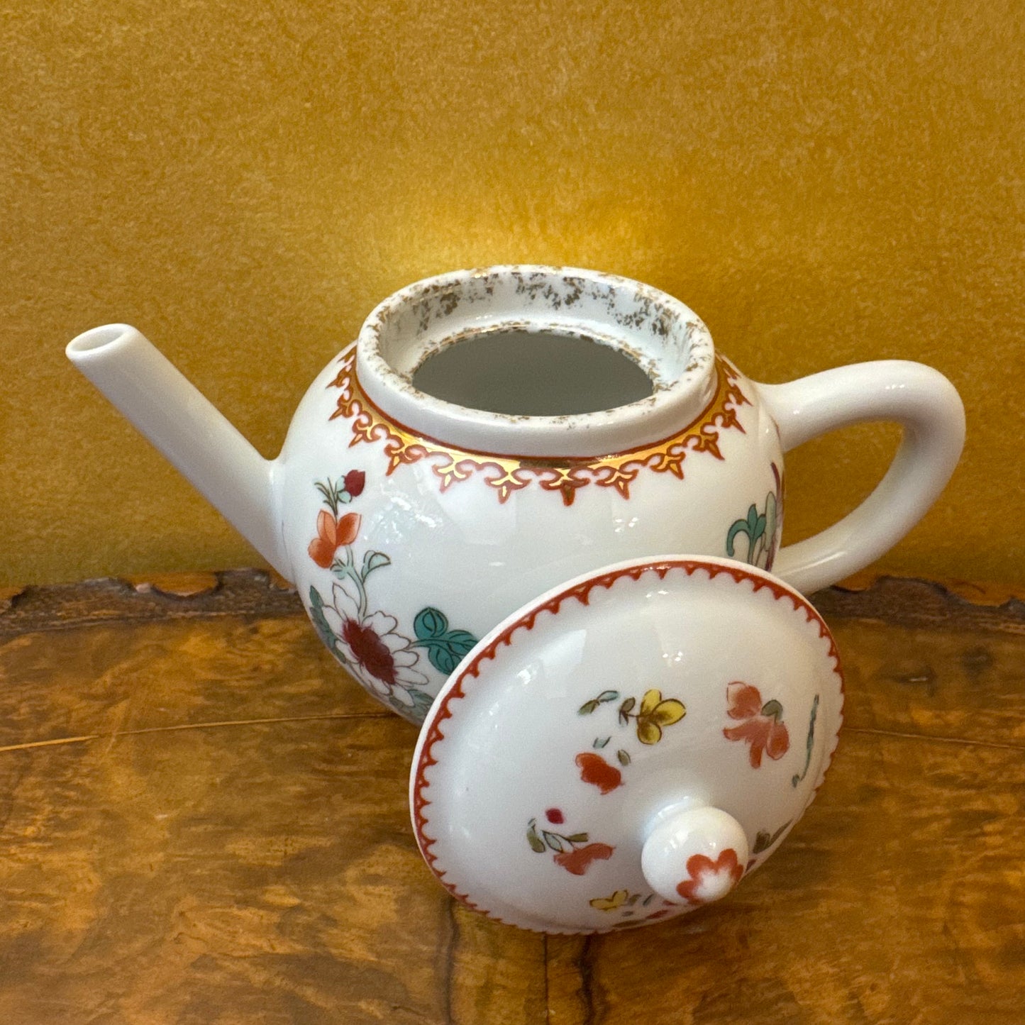 The Victoria & Albert Museum Franklin Mint 12 Tea Pots & Cabinet Set