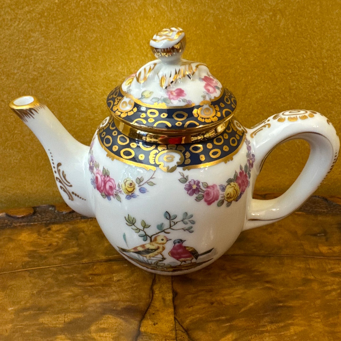 The Victoria & Albert Museum Franklin Mint 12 Tea Pots & Cabinet Set