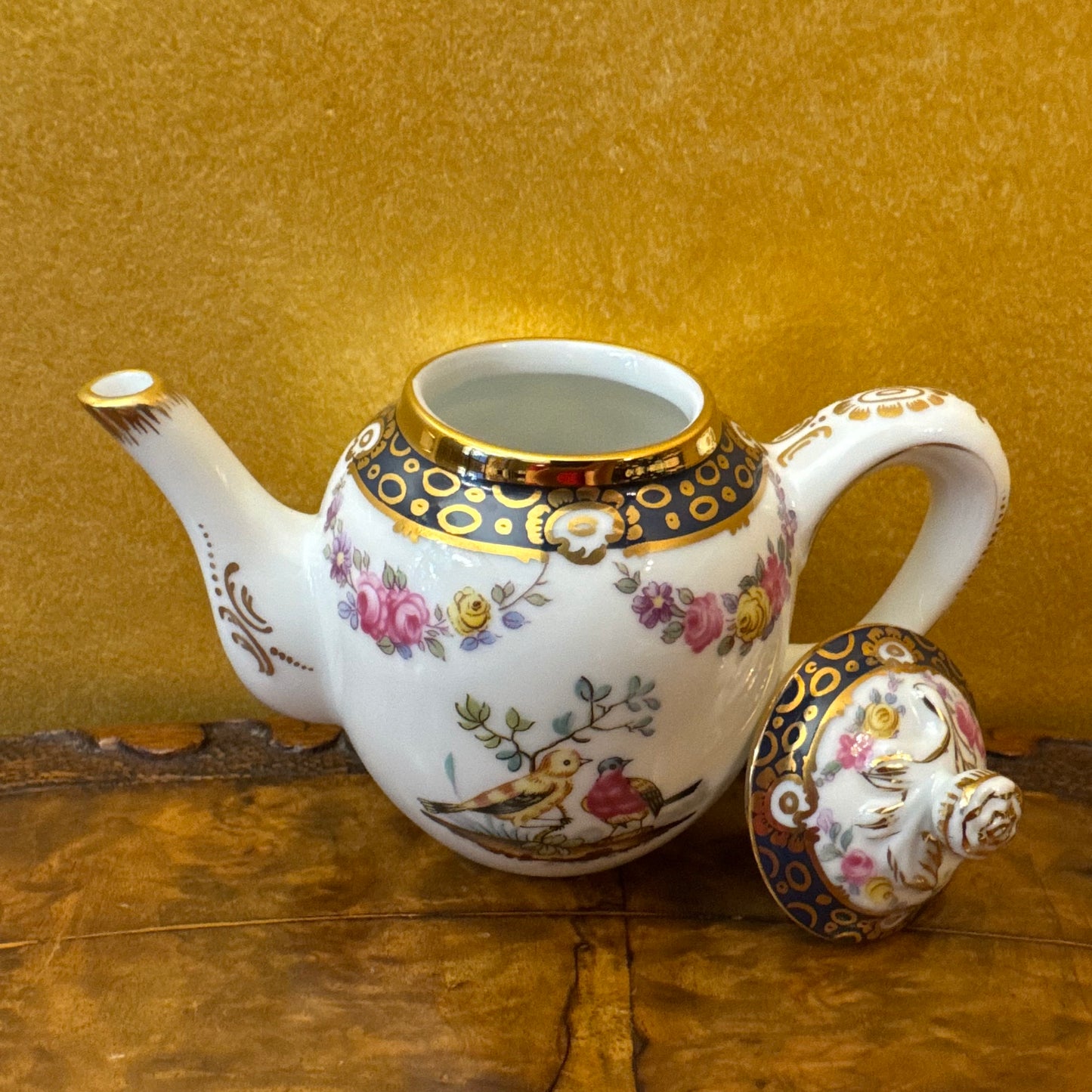 The Victoria & Albert Museum Franklin Mint 12 Tea Pots & Cabinet Set