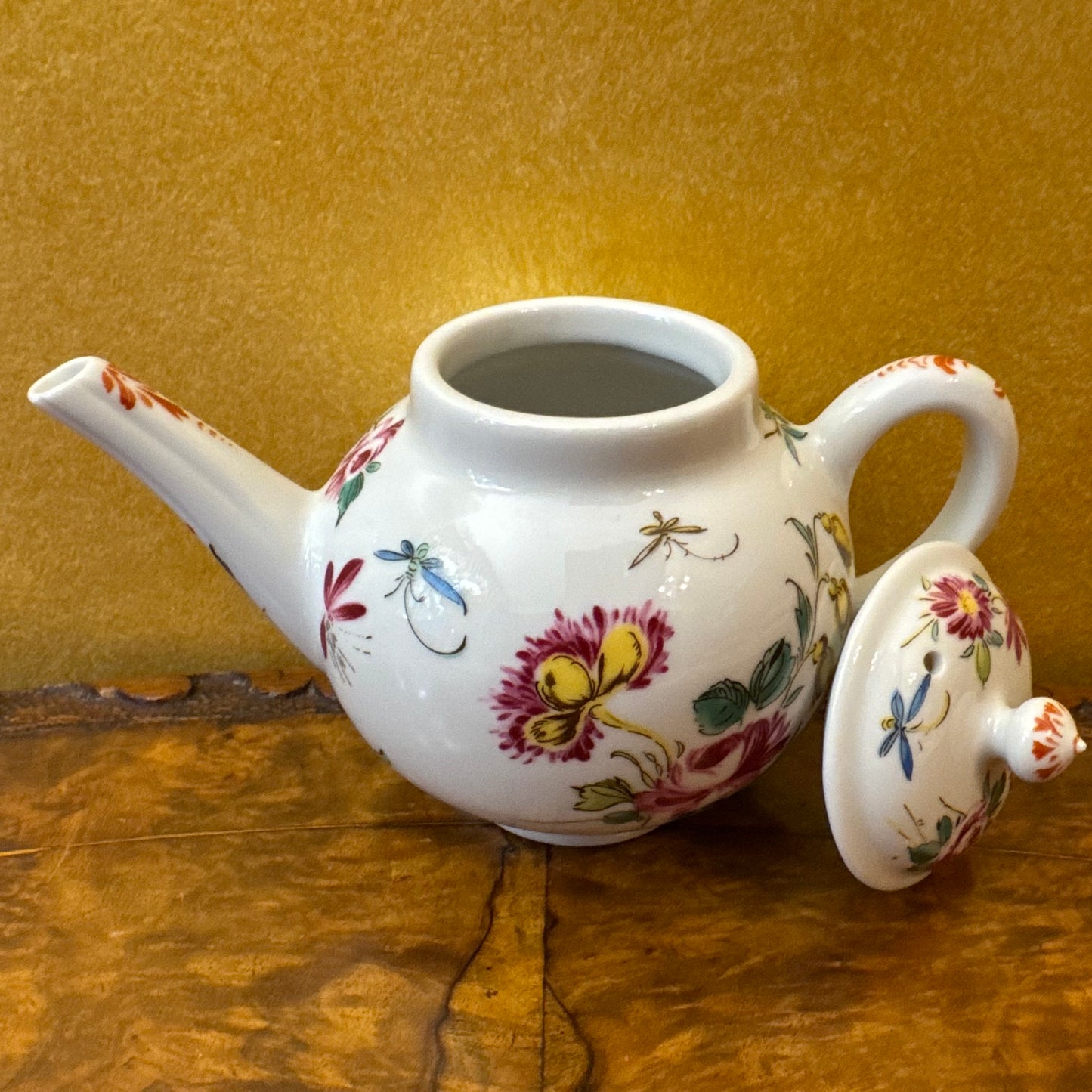 The Victoria & Albert Museum Franklin Mint 12 Tea Pots & Cabinet Set