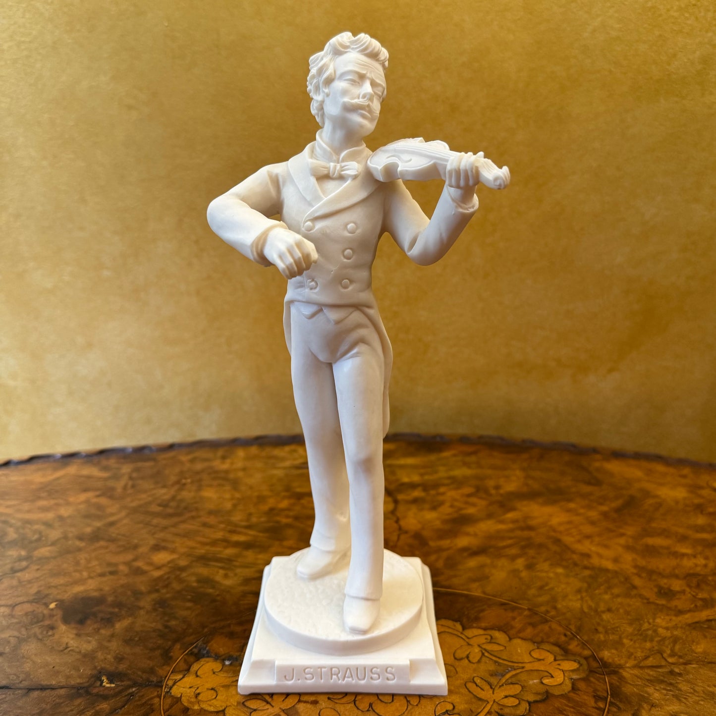 J.Strauss Violinist Statue