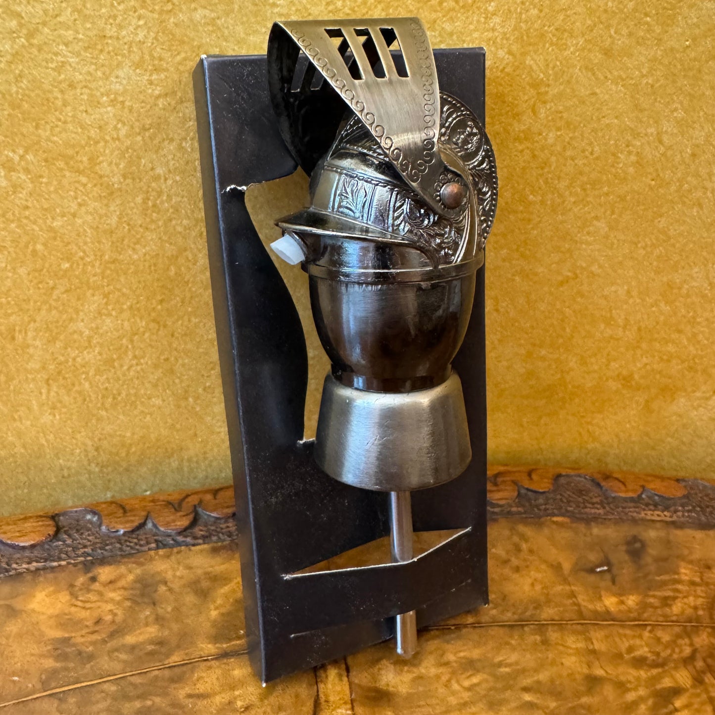 Knight Helmet Pourer 