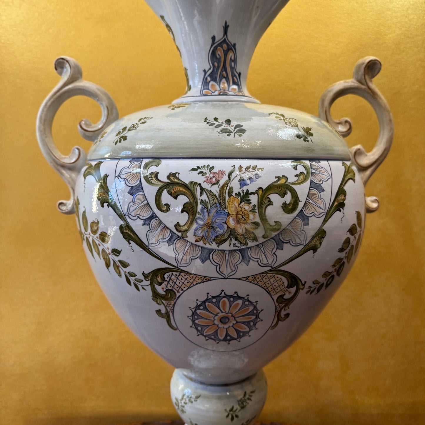 Manufactures Richelieu Large Hand-Painted 
